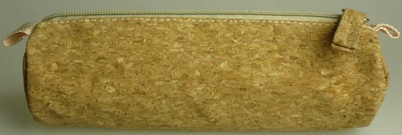 Nach den Antragsangaben und dem vorliegenden Warenmuster handelt sich bei dem sog. "Federmäppchen 09498" um ein rollenförmiges, hellbraunes Behältnis in den Abmessungen von ca. 5,5 cm Durchmesser und 20 cm Länge. Das Behältnis besitzt an der Oberseite einen über gesamte Länge verlaufenden Reißverschluss mit Zugkordel aus Kork. Das Behältnis besteht aus einer Lage von miteinander verpressten und verklebten Naturkorkstückchen und ist mit einem Innenfutter aus Spinnstoffgewebe ausgestattet.
Der Kork verleiht der aus verschiedenen Stoffen zusammengesetzten Ware auf Grund des Umfangs und der Bedeutung für die Verwendung den wesentlichen Charakter.
Ein Behältnis der Position 4202 liegt nicht vor, da es nicht aus einem dort für derartige Waren genannten (zugelassenen) Stoff besteht.
Die Ware ist in einer transparenten Kunststofftüte verpackt.

Zolltarifrechtlich handelt es sich um eine "Ware aus Presskork, andere als in den TARIC-Unterpositionen 4504 1011 00 bis 4504 9080 10 genannt".