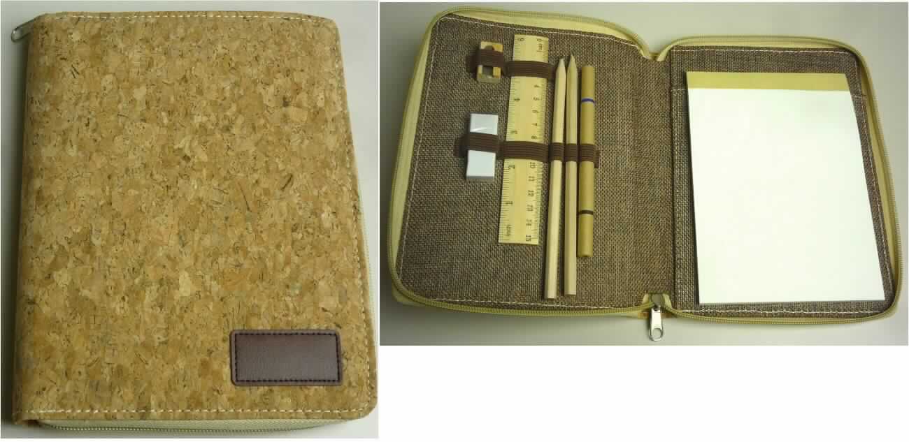 Nach den Antragsangaben und dem vorliegenden Warenmuster handelt sich bei dem sog. "Organizer 09495" um eine Warenzusammenstellung in Aufmachung für den Einzelverkauf, bestehend aus
- einer Mappe (Federtasche) in den Abmessungen von ca. 21 cm x 16 cm x 2 cm (L x B x T),
- - aus einer Lage von miteinander verpressten und verklebten Naturkorkstückchen,
- - mit einem Innenfutter aus Spinnstoffgewebe,
- - mit mehreren elastischen Befestigungsstreifen
und
- - einem Reißverschluss,
- einem Notizblock,
- einem Fineliner-Stift,
- zwei Bleistiften,
- einem Holzlineal,
- einem Bleistiftanspitzer
und
- einem Radiergummi.
Die Federtasche verleiht der Warenzusammenstellung auf Grund des Umfangs und der dauerhaften Verwendungsmöglichkeit den wesentlichen Charakter.
Stofflich verleiht der Kork der zusammengesetzten Ware (Federtasche) auf Grund des Umfangs und der Bedeutung für die Verwendung den wesentlichen Charakter. 
Ein Behältnis der Position 4202 liegt nicht vor, da es nicht aus einem dort für derartige Waren genannten (zugelassenen) Stoff besteht.
Die Warenzusammenstellung ist in einer transparenten Kunststofftüte verpackt.

Zolltarifrechtlich handelt es sich bei der Warenzusammenstellung um eine "Ware aus Presskork, andere als in den TARIC-Unterpositionen 4504 1011 00 bis 4504 9080 10 genannt".