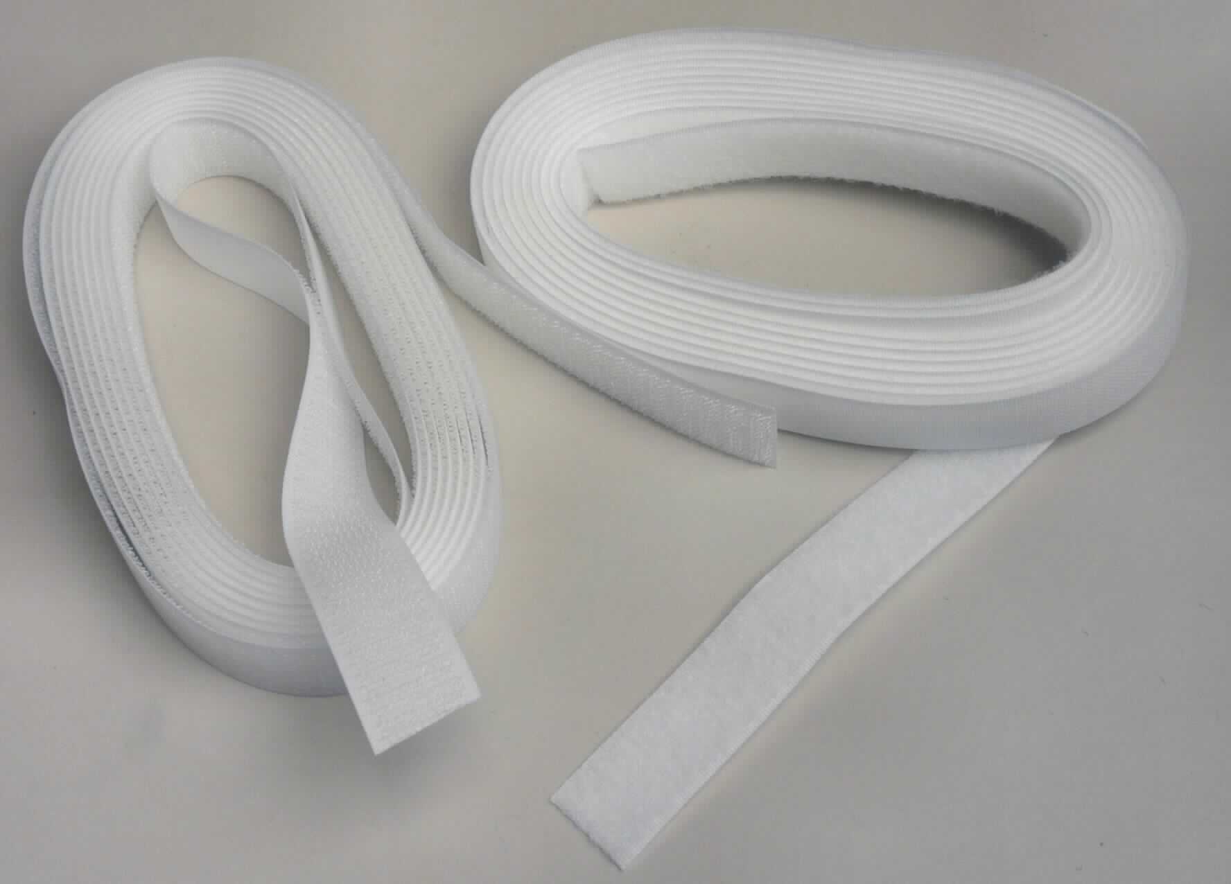 Bänder, sog. Haken- und Flauschband aus Polyester, Foto siehe Anlage,
- laut Antrag als Meterware auf Rollen, 
- laut Antrag in verschiedenen Abmessungen: mit einer Breite von 16 mm, 20 mm, 25 mm, 30 mm, 38 mm, 50 mm, 
  100 mm, 110 mm bzw. 120mm und mit einer Länge von 25 m bzw. 100 m,
- bestehend aus einem Hakenband (Samtgewebe mit Flor) und einem Flauschband (Schlingengewebe mit Flor)
  aus laut Antrag 100 % Polyester (synthetische Chemiefasern),
- an den Längsseiten mit unechten Webkanten.

"Bänder, keine Ware der Position 5807, aus Samt bzw. aus Schlingengewebe nach Art der Frottiergewebe, 
 aus Chemiefasern"