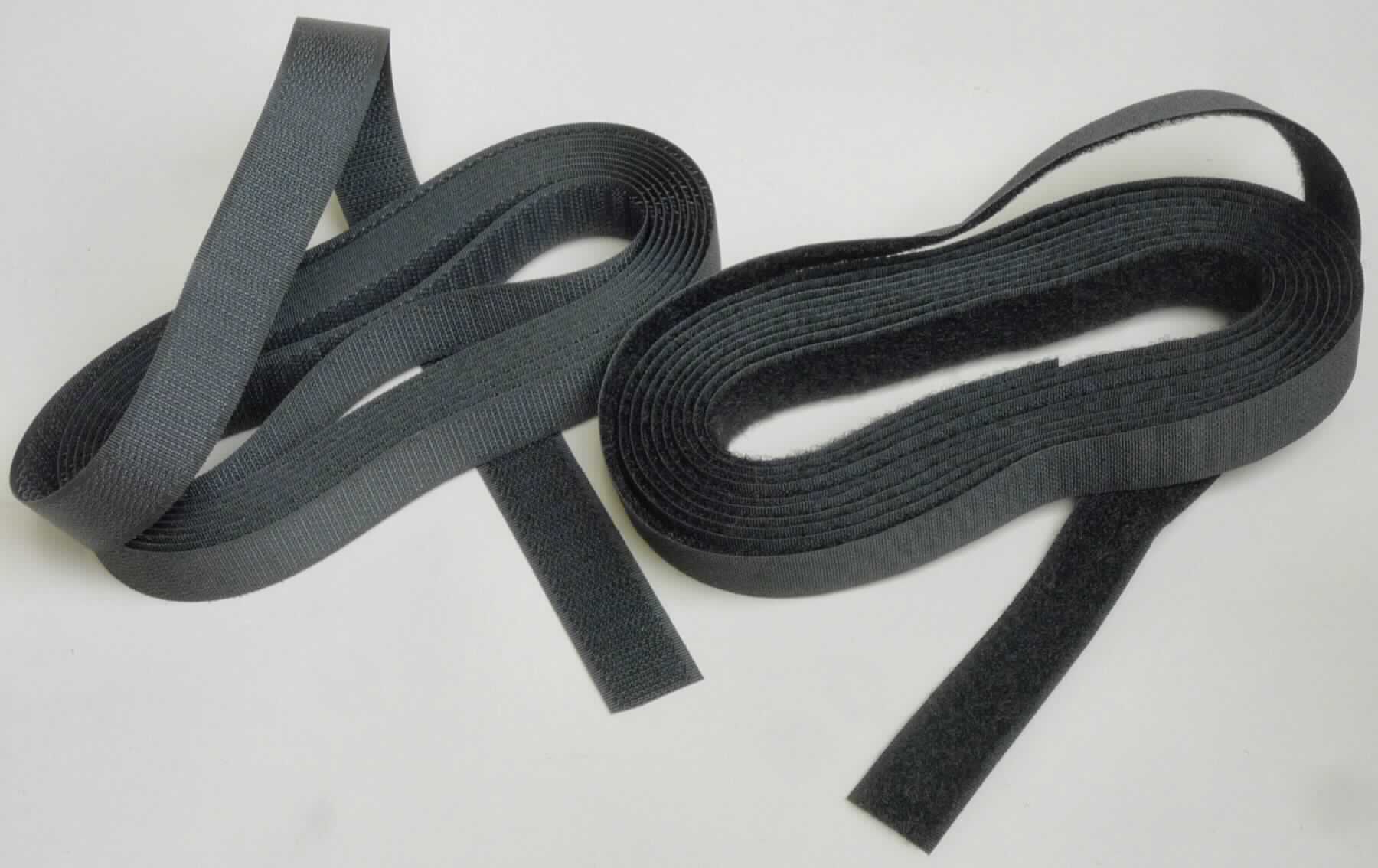 Bänder, sog. Haken- und Flauschband aus Polyamid, Foto siehe Anlage,
- laut Antrag als Meterware auf Rollen, 
- laut Antrag in verschiedenen Abmessungen: mit einer Breite von 10 mm, 16 mm, 20 mm, 25 mm, 30 mm, 38 mm, 
  50 mm, 80 mm, 100 mm bzw. 150 mm und mit einer Länge von 25 m,
- bestehend aus einem Hakenband (Samtgewebe mit Flor) und einem Flauschband (Schlingengewebe mit Flor)
  aus laut Antrag 100 % Polyamid (synthetische Chemiefasern),
- an den Längsseiten mit unechten Webkanten.

"Bänder, keine Ware der Position 5807, aus Samt bzw. aus Schlingengewebe nach Art der Frottiergewebe, 
 aus Chemiefasern"