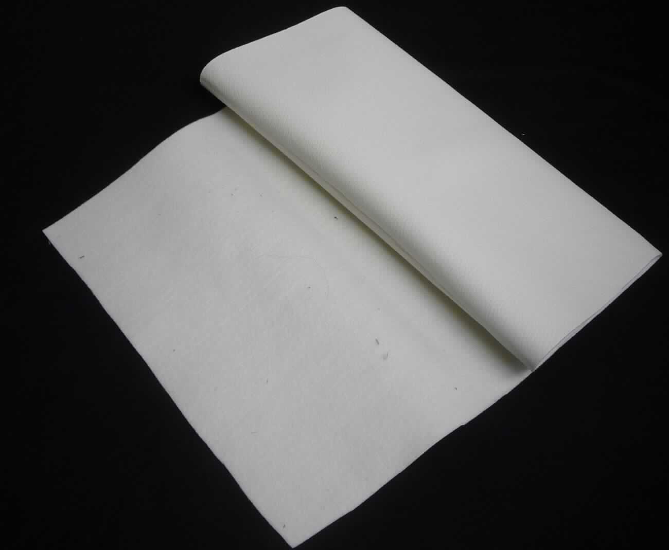 Vliesstoff, bestrichen, Foto siehe Anlage,
- als Meterware, 
- laut Untersuchungsergebnis:
-- aus einem im Wasserstrahl-Verfahren verfestigten Vliesstoff aus synthetischen Chemiefasern (laut Antrag: 
   Polyester); auf der Außenseite mit geprägtem Kunststoff bestrichen bzw. überzogen (laut Antrag: Polyvinylchlorid; 
   Zellstruktur erkennbar); der Vliesstoff bildet ca. 3/4 der Gesamtdicke (dient damit nicht nur der Verstärkung),
-- keine Filamente enthaltend,
-- einlagig,
-- kein melt blown,
- mit einem Quadratmetergewicht von laut Antrag 475 g.

"Vliesstoff, bestrichen, anderer als in den Unterpositionen 5603 11 bis 5603 14 genannte, mit einem 
 Quadratmetergewicht von mehr als 150 g, bestrichen"
