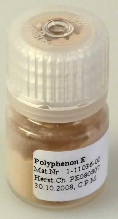 Angaben: Polyphenon E (Mischung mehrerer Catechine (Epigallocatechingallat und andere Catechine), die aus dem Grünen Tee mittels Extraktion und weitergehender Aufreinigung gewonnen werden und 85 -  95 % des Materials darstellen)

Warenbeschreibung: Die Ware stellt ein orangebraunes, geruchsloses, bitteres, astringierend wirkendes Pulver dar. Die Ware soll zur Herstellung eines verschreibungspflichtigen Arzneimittels verwendet werden.
 
Befund: Nach Beschaffenheit und Verwendungszweck kennzeichnet sich die Ware als eine den Tanninen vergleichbare Ware.