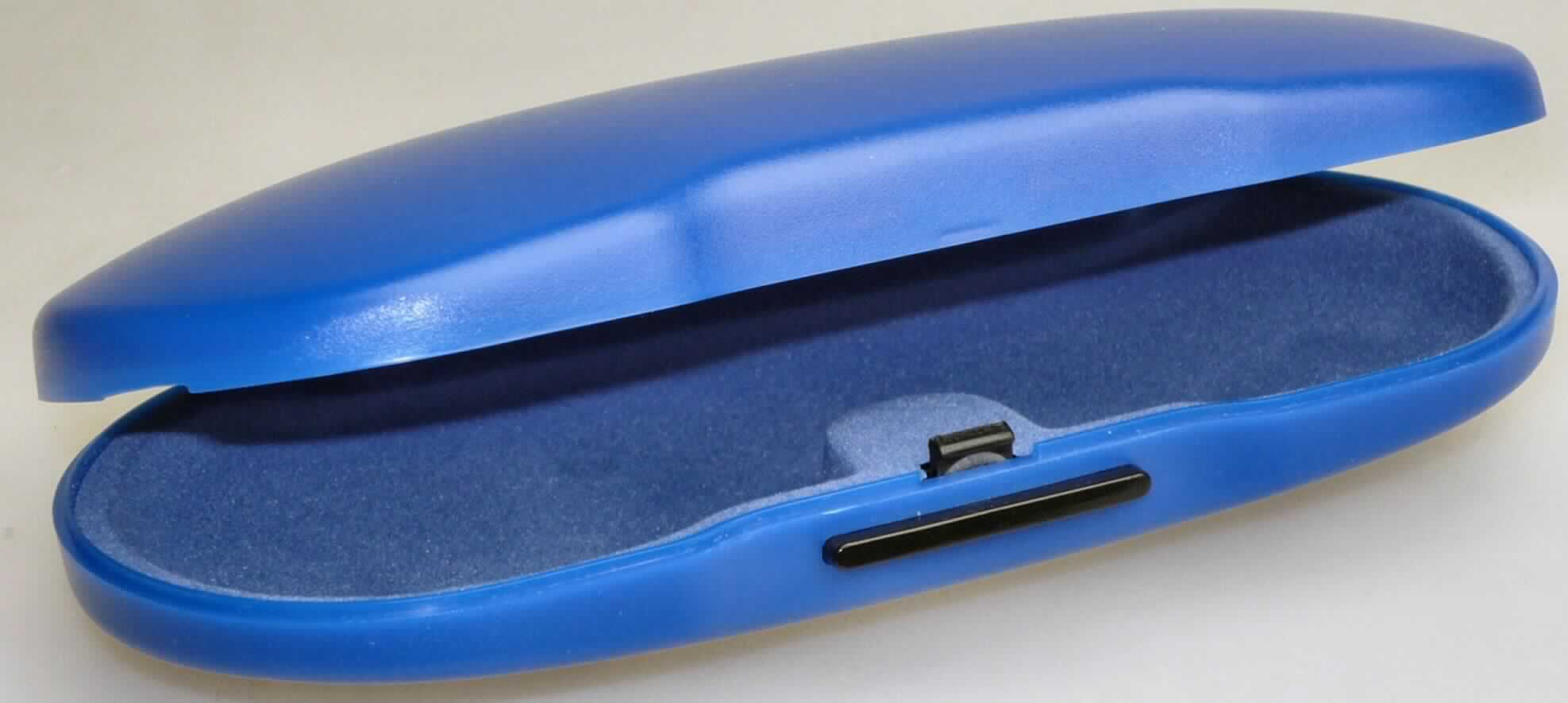 Brillenetui, Taschen- oder Handtaschenartikel, Foto siehe Anlage,
- mit einer Außenseite aus formgepresstem Kunststoff,
- aus zwei aus Kunststoff geformten Halbschalen gefertigt,
- mittels einem Scharnier an der Rückseite verbunden, 
- mit einem Schnappverschluss versehen,
- innen mit einer Einlage aus mit Scherstaub beschichtetem Kunststoff ausgestattet,
- in Form und Größe an eine Brille angepasst,
- in den Abmessungen: ca. 16 cm x 7 cm x 3 cm,
- ohne Hinweise auf Handarbeit.

"Taschen- oder Handtaschenartikel (Brillenetui), mit Außenseite aus anderen als die in 
 den Unterpositionen 4202 3100 bis 4202 3290 genannten Stoffen, nicht handgearbeitet"