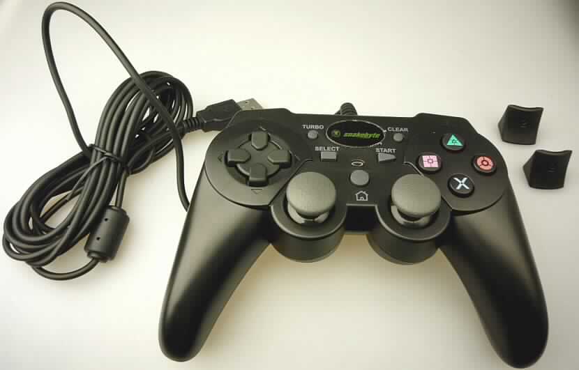 Es handelt sich um ein mit einer Gebrauchs-/Bedienungsanleitung in einem Blister aufgemachtes Set, das zum Spielen von Videospielen im Zusammenhang mit der PlayStation 3 dient. Das Set beinhaltet einen kabelgebundenen, schwarzen Controller und zwei Triggeraufsätzen (sog. Clip-On-Trigger; Control-Pad-Trigger).

Der sog. "snakebyte Wired Controller" ist u. a. mit analogem Steuerkreuz, Aktionstasten, Bewegungssensorik, Vibration, Turbo-Funktion sowie einem 3 m langen Kabel ausgestattet. Er ist ausschließlich als Steuergerät für die PlayStation 3 bestimmt und stellt ein erkennbares Teil für ein Videospielgerät von der mit einem Fernsehempfangsgerät verwendeten Art dar.

Die Triggeraufsätze werden zur angenehmeren Handhabung über die L2/R2-Tasten des "DualShock 3 Controllers"oder "Sixaxis Controllers" (Steuergeräte für die PlayStation 3) gesetzt, so dass die konvexe Triggerform in eine konkave Triggerform umgewandelt wird. Sie stellen aufgrund der Passgenauigkeit erkennbares Zubehör für ein Videospielgerät von der mit einem Fernsehempfangsgerät verwendeten Art dar.

Das Teil und das Zubehör sind jeweils "Gesellschaftsspiel, Videospiel von der mit einem Fernsehempfangsgerät verwendeten Art" einzureihen.