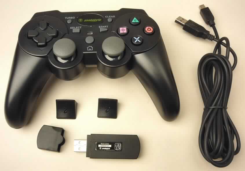 Es handelt sich um ein mit einer Gebrauchs-/Bedienungsanleitung in einem Blister aufgemachtes Set, das zum Spielen von Videospielen im Zusammenhang mit der PlayStation 3 dient und sich als Warenzusammenstellung in Aufmachung für den Einzelverkauf darstellt. 
Das Set besteht im Wesentlichen aus 
- einem schwarzen, kabellosen Controller und zwei Triggeraufsätzen (charakterbestimmend in Bezug auf die Verwendung),
- einem USB-Ladekabel mit 3 m Länge und
- einem USB-Empfänger (Aufzeichnungsträger).

Der sog. "snakebyte Wireless Controller" ist u. a. mit analogem Steuerkreuz, Aktionstasten, Bewegungssensorik, Vibration sowie Turbo-Funktion ausgestattet. Er ist ausschließlich als Steuergerät für die PlayStation 3 bestimmt und stellt sich somit als ein erkennbares Teil für ein Videospielgerät von der mit einem Fernsehempfangsgerät verwendeten Art dar.

Die über die R2/L2-Tasten von Playstation 3-Controllern zu setzenden Triggeraufsätze (sog. Clip-On-Trigger, Controll-Pad-Trigger) stellen aufgrund der Passgenauigkeit erkennbares Zubehör für ein Videospielgerät von der mit einem Fernsehempfangsgerät verwendeten Art dar.

Die Warenzusammenstellung ist als "Gesellschaftsspiel, Videospiel von der mit einem Fernsehempfangsgerät verwendeten Art" einzureihen.