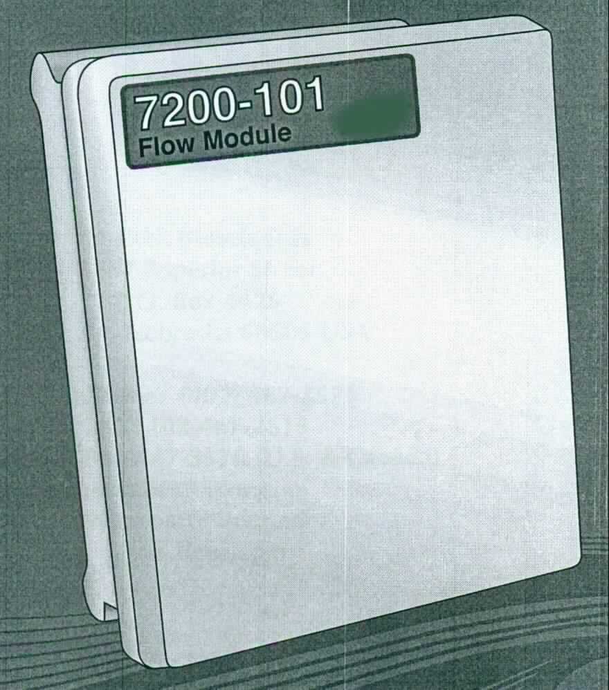 Durchflussregler in Form einer Warenzusammenstellung in Aufmachung für den Einzelverkauf, im Wesentlichen bestehend aus einer Regel-Einheit, einer Montagehalterung mit u.a. Montageplatten, Schrauben und Schlauchklemmen sowie einem Ersatzteile-Kit mit u.a. Luftfiltern, Schläuchen und elektrischen Kabeln, deren charakterbestimmender Bestandteil die Regel-Einheit ist.
Die Regel-Einheit besteht im Wesentlichen aus einem Gehäuse (Abmessungen in cm: 35 x 30 x 15), an dem sich an der Unterseite ein Gasanschluss und zwei elektrische Anschlüsse befinden. Das Gerät ist über einen Schlauch mit einem Gas-Analyse-Gerät (nicht Gegenstand dieser vZTA-Entscheidung) verbunden und saugt stetig Luft. Die angesaugte Luft wird im Gas-Analyse-Gerät (nicht Gegenstand dieser vZTA-Entscheidung) untersucht. Die gewünschte Durchflussmenge (10-18 LPM) wird eingestellt und die Regel-Einheit gewährleistet mithilfe von Sensoren und Reglern einen konstanten Gasdurchfluss im Messsystem. 
Alle Bestandteile befinden sich in einer gemeinsamen Umverpackung und dienen dem gemeinsamen Zweck der Regelung des Gasdurchflusses.

Die Ware wird als "Gerät zum Regeln, andere als von den Unterpositionen (TARIC) 9032 1020 10 bis 9032 8900 50 erfasst" eingereiht.