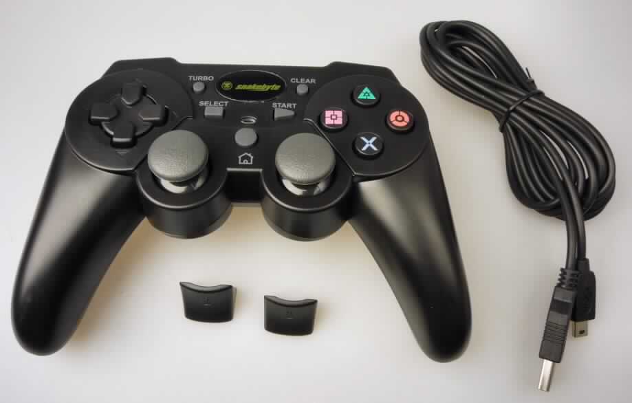 Es handelt sich um ein mit einer Gebrauchs-/Bedienungsanleitung in einem Blister aufgemachtes Set, das zum Spielen von Videospielen im Zusammenhang mit der PlayStation 3 dient und sich als Warenzusammenstellung in Aufmachung für den Einzelverkauf darstellt. 
Das Set besteht im Wesentlichen aus 
- einem schwarzen, kabellosen Controller und zwei Triggeraufsätzen (charakterbestimmend in Bezug auf die Verwendung) und
- einem USB-Ladekabel mit 3 m Länge.

Der sog. "snakebyte Premium Bluetooth Controller" ist u. a. mit analogem Steuerkreuz, Aktionstasten, Bewegungssensorik, Vibration sowie Turbo-Funktion ausgestattet. Er ist ausschließlich als Steuergerät für die PlayStation 3 bestimmt und stellt sich somit als ein erkennbares Teil für ein Videospielgerät von der mit einem Fernsehempfangsgerät verwendeten Art dar.

Die über die R2/L2-Tasten von PlayStation 3-Controllern zu setzenden Triggeraufsätze (sog. Clip-On-Trigger, Controll-Pad-Trigger) stellen aufgrund der Passgenauigkeit erkennbares Zubehör für ein Videospielgerät von der mit einem Fernsehempfangsgerät verwendeten Art dar.

Die Warenzusammenstellung ist als "Gesellschaftsspiel, Videospiel von der mit einem Fernsehempfangsgerät verwendeten Art" einzureihen.