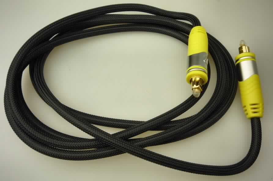 Lichtwellenleiter-Kabel mit einer Länge von 2 Metern, sog. "Premium Optical Kabel", 
- bestehend aus einer einzelnen, mit Kunststofffolie umhüllten optischen Faser (Durchmesser: 1,0 mm) und mit spezieller knicksicherer PVC-Ummantelung (Durchmesser: 6,50 mm) sowie vergoldeten Anschlusstücken (Steckern),
- bestimmt als Verbindungskabel zur Übertragung von digitalen Audiosignalen, z.B. von Spielkonsolen oder TV-Geräten, 
- aufgemacht in in Blisterverpackung

Das Erzeugnis wird als "Kabel aus optischen, einzeln umhüllten Fasern" eingereiht.