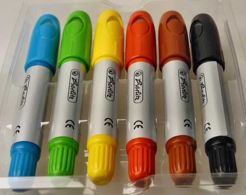 Bei dem sog. "Gelmalstift", s. Foto,  handelt es sich um einen ca. 13 cm langen Pastellstift in einem Kunststoffgehäuse mit Schutzkappe.
Der Stift ist aus ölhaltiger Kreide, welche in dem Gehäuse auf einer Tülle aufgesteckt ist und durch einen Drehmechanismus im Gehäuse hoch- bzw. eingefahren werden kann.
Somit stellt sich das Gehäuse nicht als fester Schutzmantel für den Pastellstift 
dar.
Es sind jeweils sechs Stifte (gelb, rot, blau, grün, braun, schwarz) in einer bedruckten Hängeschachtel verpackt.

Diese Ware ist als "Pastellstift ohne festen Schutzmantel" einzureihen.