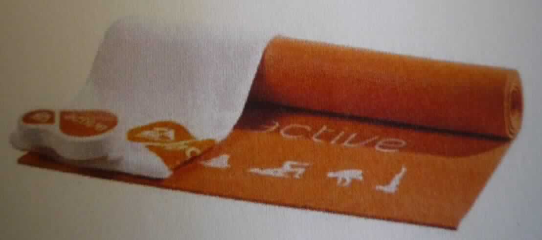 Angaben des Antragstellers:
Orangefarbene Yoga Matte aus PVC-Material für das Training mit Spielen der Nintendo Wii Konsole. Die Abmessungen betragen 172 x 60 x 0,6 cm.
Als Gratiszugabe wird ein Handtuch aus 100% Baumwolle mitgeliefert.

Untersuchungsergebnis an einem Warenmuster:
Orangefarbene, rechteckig zugeschnittene Matte aus Zellkunststoff mit einer Gewebeeinlage und einer strukturierten Oberflächen (Abmessungen: ca. 172 x 60 x 0,6 cm), eingeschweißt in eine klarsichtige Kunststofffolie.
Die Matte befindet sich zusammen mit einem weißen, komprimierten Handtuch (nicht Gegenstand dieser verbindlichen Zolltarifauskunft) in einem bedruckten, orangefarbenen Pappkarton (Kennzeichnung (Auszug): "EA Sports active Yoga Mat").

Andere Tafeln, Platten, Folien, Filme, Bänder und Streifen, aus Kunststoffen: aus Zellkunststoff: aus Polymeren des Vinylchlorids: andere