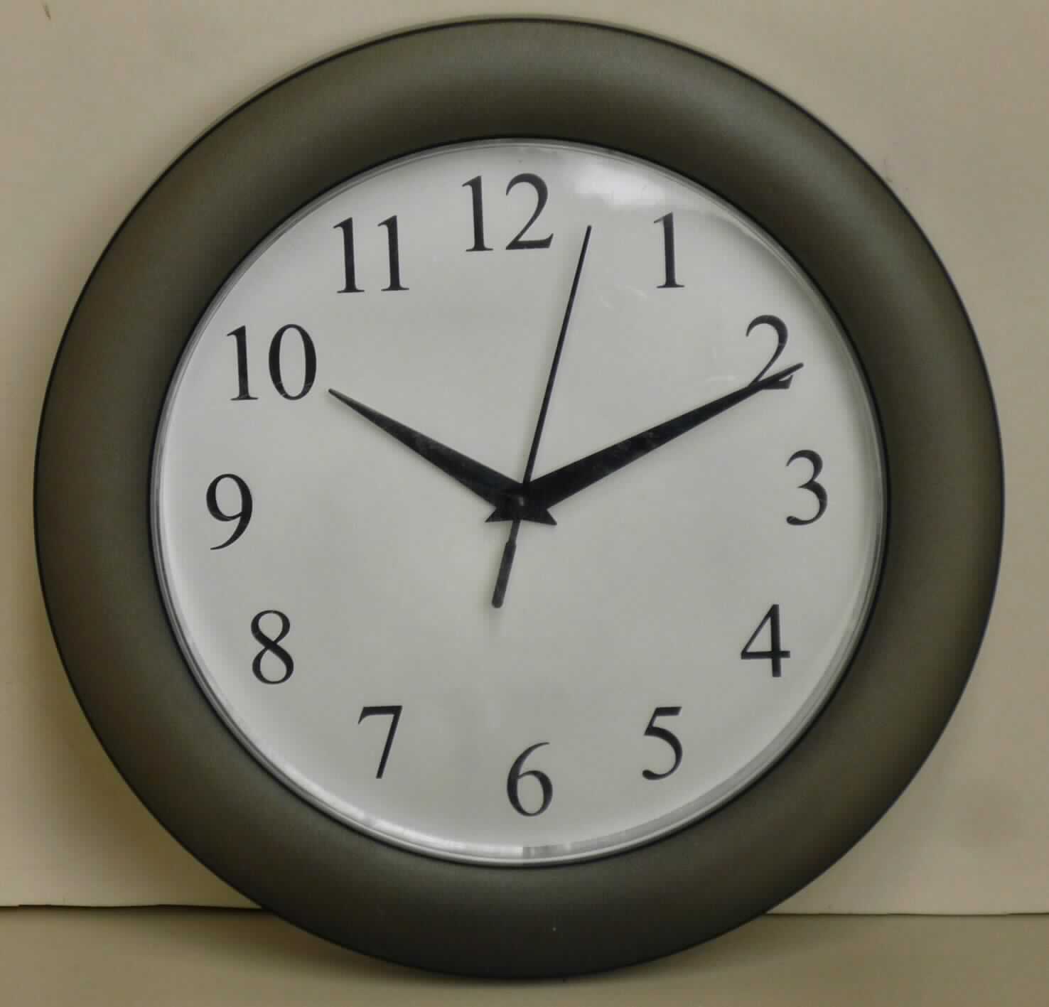 Bei der sog. "Monster High Wanduhr" handelt es sich um eine Kunststoffuhr mit Kleinuhrwerk. Die mittels Batterie elektrisch betriebene, an einer Wand zu fixierende, runde, mit einem 1,8 cm hohen und ca. 3 cm breiten Rahmen versehene Quarzuhr hat einen Durchmesser von ca. 25,5 sowie eine Tiefe von ca. 1 cm und verfügt über ein Zifferblatt mit römischen Ziffern sowie über einen Stunden-, Minuten- und Sekundenzeiger. 

Die Ware ist als "Uhr mit Kleinuhr-Werk, ausgenommen Uhren der Position 9101, 9102 oder 9104, elektrisch betrieben" einzureihen.