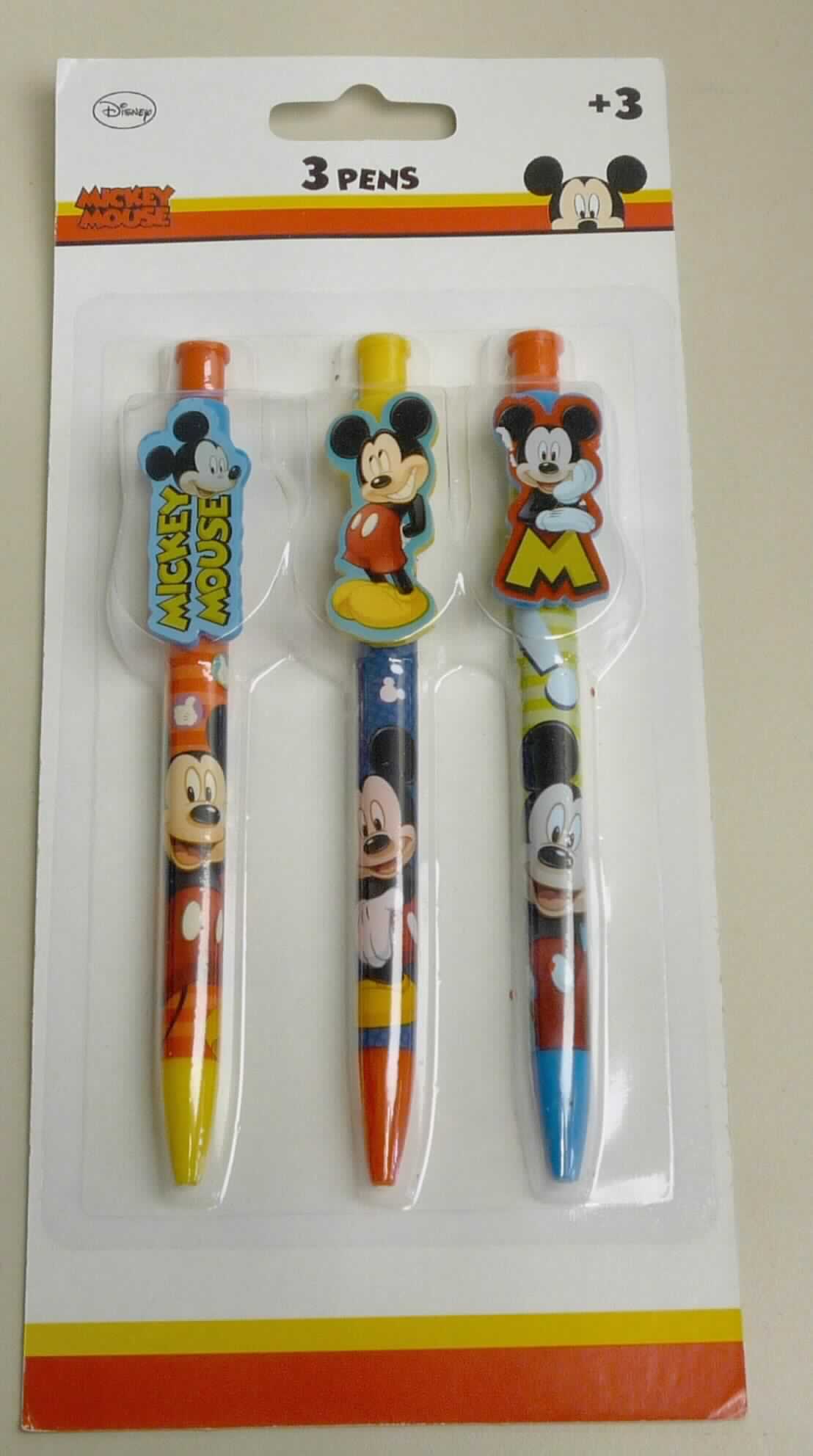 Es handelt sich um ein Set mit drei Kugelschreibern, das für den Einzelverkauf auf einer mit den Aufdrucken "Mickey Mouse" und "Disney" versehenen Pappkarte aufgeblistert ist.

Die Kugelschreiber bestehen im Wesentlichen jeweils aus einem überwiegend roten, dunkelblauen oder hellblauen, zweiteiligen, nicht aufschraubbaren Gehäuse, das eine nicht auswechselbare Mine mit blauer Schreibpaste (pastöse Schreibflüssigkeit, keine flüssige Tinte) sowie Schreibspitze mit Schreibkugel umschließt. 
Das ca. 12,5 cm lange, mit einem Motiv von Mickey Mouse versehene Kunststoffgehäuse ist mit einem Halteclip aus Kunststoff (in Form von Mickey Mouse oder mit einem Motiv von Mickey Mouse) und einem knopfartigen Druckmechanismus zum Ausfahren der Mine ausgestattet.

Die Schreibgeräte sind jeweils als "Kugelschreiber, nicht mit flüssiger Tinte, nicht mit auswechselbarer Mine" einzureihen.
