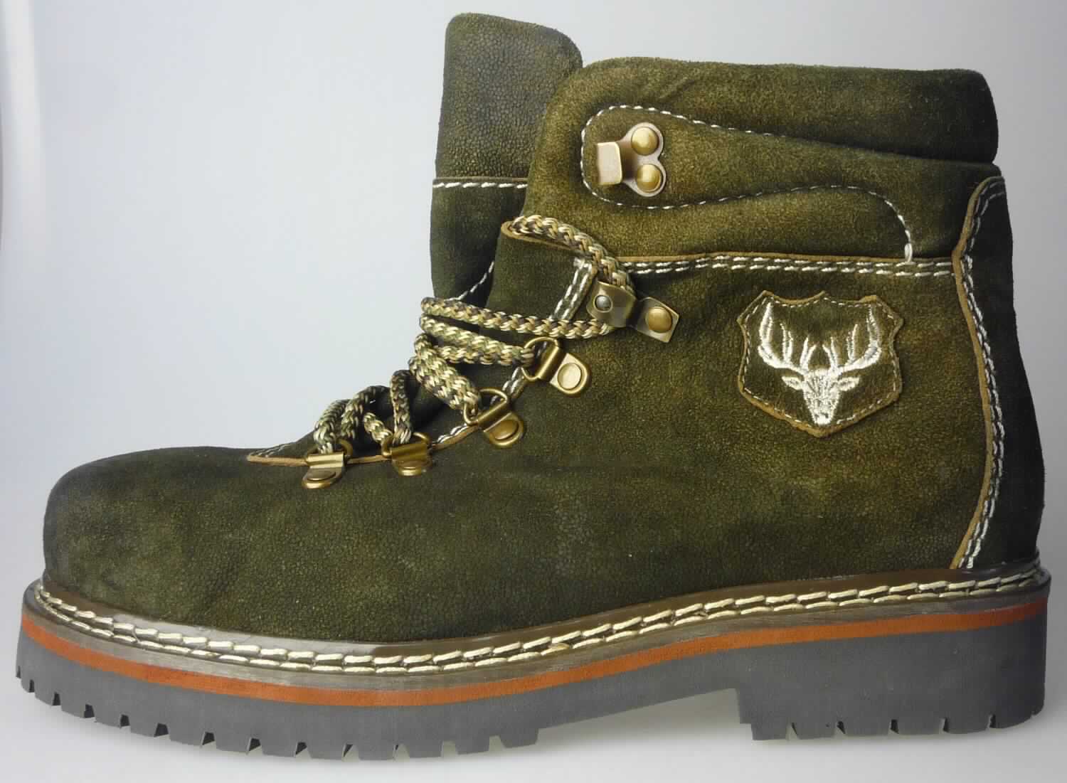 Freizeitstiefel (lt. Antrag: "Herren Freizeitschuhe, COW NUBUK GEPRÄGT, Gr. 39 - 48", Foto siehe Anlage)
- mit Laufsohlen aus (lt. Antrag) Kunststoff, ohne Hauptsohle aus Holz,
- mit Oberteil (geschlossenes Blatt) aus Leder,
- mit Schnürsenkelverschluss mit abstehenden Metallhaken, 
- ohne Metallschutz in der Vorderkappe,
- den Knöchel, jedoch nicht die Wade bedeckend,
- mit einer Länge der Innensohle von mehr als 24 cm,
- für Männer (u. a. weiter Schnitt)

"Schuhe mit Laufsohlen aus Kunststoff und Oberteil aus Leder, andere als in den UPos.
 6403 1200 bis 6403 9111 genannt, für Männer"