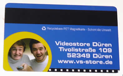 Karte mit Magnetstreifen (Abbildungen siehe Anlage),
- in Form einer beidseitig bedruckten Kunststoffkarte (Abmessungen: 85,60 x 53,98 mm)
  mit einem aufgebrachten Magnetstreifen,
- zur Verwendung als magnetischer Aufzeichnungsträger.

"Aufzeichnungsträger, magnetischer Aufzeichnungsträger - Karte mit Magnetstreifen"