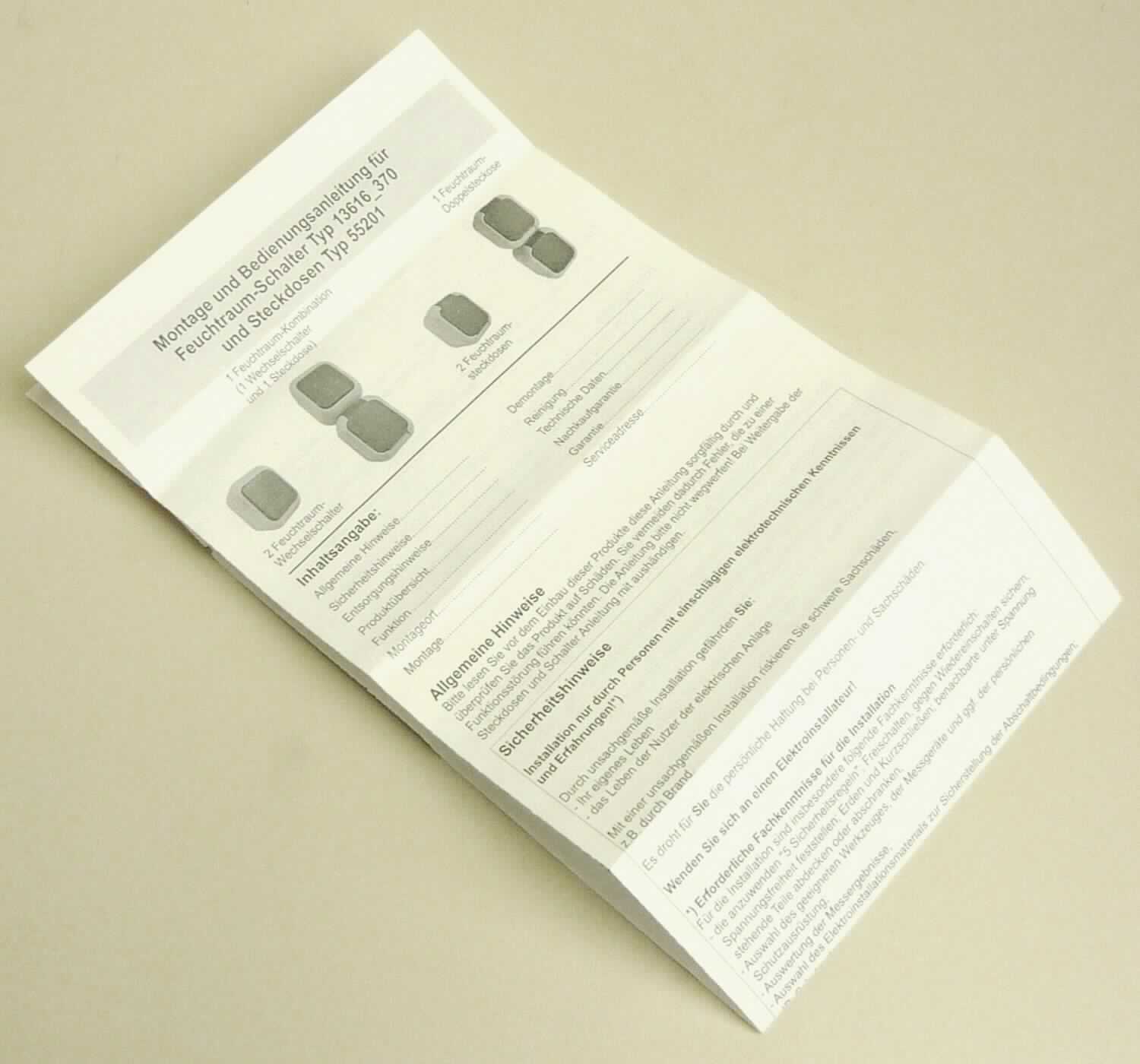 Bei der vorgelegten, als "Anleitung" bezeichneten Ware handelt es sich um einen rechteckigen, beidseitig mit Text und Abbildungen bedruckten Zuschnitt aus Papier (Format etwa 12,0 x 36,1 cm). Er enthält unter der Überschrift "Montage und Bedienungsanleitung für Feuchtraum-Schalter Typ 13616_370 und Steckdosen Typ 55201" umfangreiche Informationen (z. B. Sicherheitshinweise, Entsorgungshinweise, Bedienungsanleitung, Garantie) über zwei Produkte. 

Abbildung siehe Anlage.

Derartige Waren gehören als "durch Text charakterisierte, zum Lesen bestimmte Druckerzeugnisse, auch in losen Bogen oder Blättern" zur Codenummer 4901 10 00 00 9 des Zolltarifs.