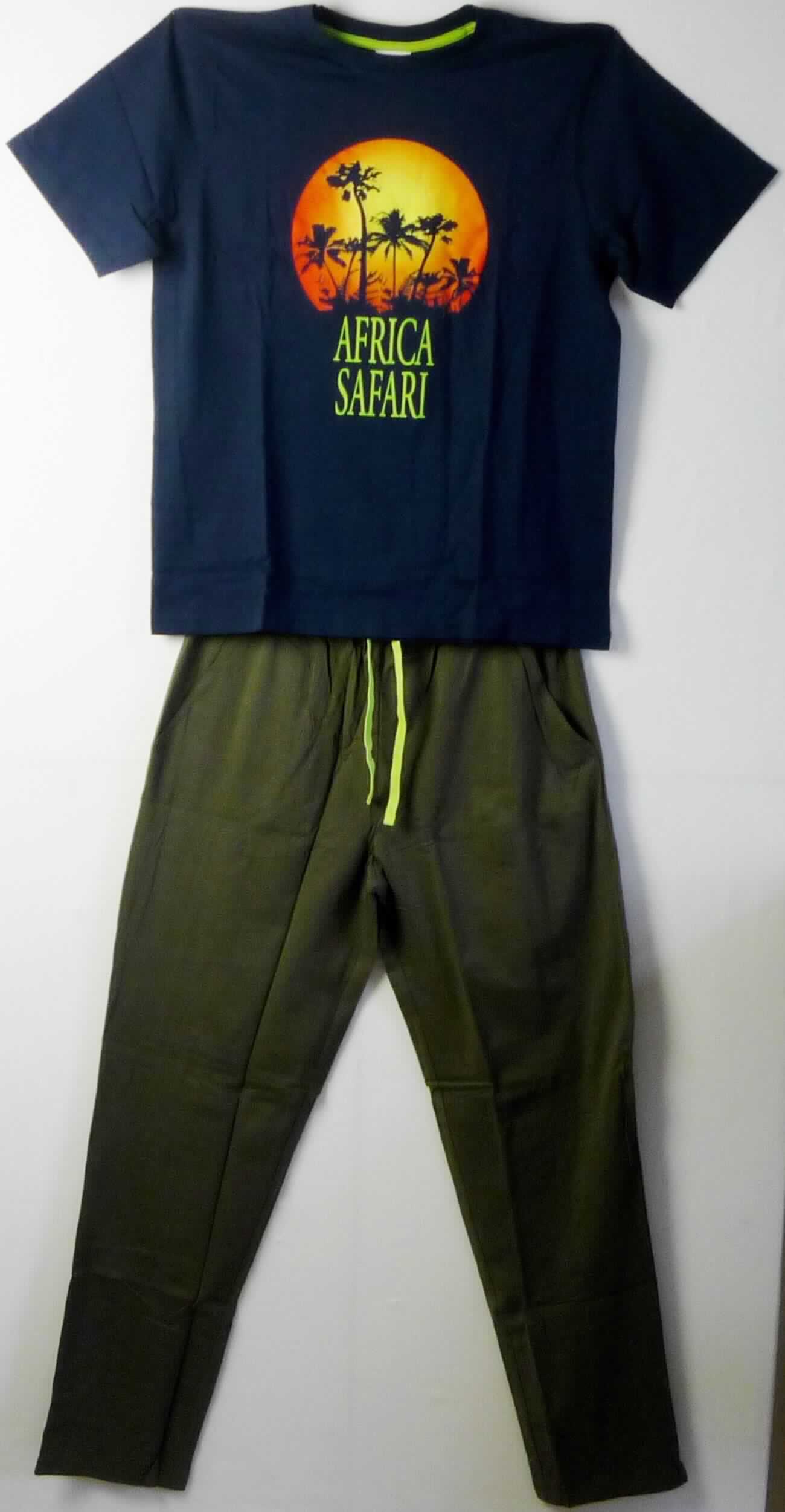 Modisches Unterhemd und lange Hose, Größe M, Foto siehe Anlage,
- als zweiteilige Zusammenstellung; kein Schlafanzug, da die Kleidungsstücke nach ihren objektiven Merkmalen 
  (insbesondere nach Schnitt und Gesamteindruck) unterschiedslos im Bett oder an anderen Orten getragen 
  werden können und daher nicht dazu bestimmt sind, ausschließlich oder im Wesentlichen als Nachtkleidung 
  getragen zu werden,
- keine Kombination, u. a. weil die Kleidungsstücke nicht aus ein und demselben Flächenerzeugnis hergestellt sind,
- Modisches Unterhemd:
-- aus ca. 0,4 mm dicken (leichten), einfarbigen (dunkelblau) Gewirken aus laut Antrag 100 % Baumwolle,
-- über den Schritt reichend (Rückenlänge: ca. 72 cm), 
-- mit einem runden Ausschnitt, mit einer Randeinfassung,
-- ohne Öffnung und ohne Verschluss,
-- mit einem Aufdruck sowie dem Schriftzug "AFRICA SAFARI" versehen,
-- mit kurzen, nicht enganliegenden Ärmeln (damit kein T-Shirt), 
-- modisch gestaltet; wird unmittelbar auf der Haut getragen,
-- am unteren Rand durch Umschlagen und Festnähen gesäumt.

"Unterhemd, aus Gewirken, aus Baumwolle"