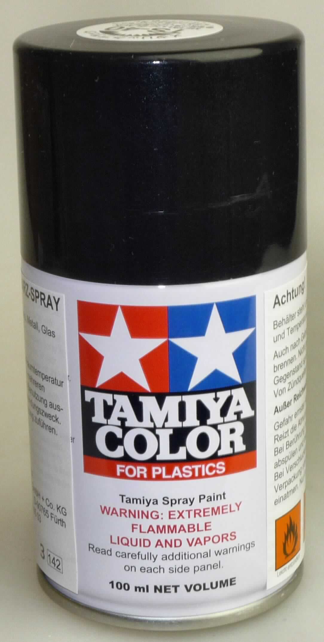Angaben: Spezial-Acryl-Harz Farb-Spray; für die Farbgestaltung von Plastik- und Metallmodellen (Modellbausätze).

Warenbeschaffentheit: Schwarze, nach Lösungsmitteln riechende Flüssigkeit, die einen abriebfesten Film bildet, aufgemacht in einer 100ml-Sprühdose. 
 
Befund: Farben zur Unterhaltung, in Täfelchen, Tuben, Töpfchen, Fläschchen, Näpfchen oder ähnlichen Aufmachungen