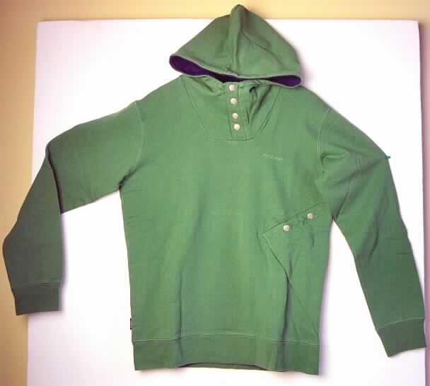 Blouson für Männer, sog. Herren Shirt "Snap A"; Art.- Nr. RW12030517, Größe M, siehe Foto,
- aus 1,7 mm dicken, einfarbigen Gewirken aus laut Antrag 100 % Baumwolle,
- mit einer angenähten, doppelt gearbeiteten Kapuze, 
- vorn mit einer kurzen, vom Halsausschnitt ausgehenden Öffnung mit einem Verschluss mit Druckknöpfen 
  von links auf rechts (Männerkleidung); über die Taille reichend (Rückenlänge: 72 cm),
- mit langen Ärmeln, die über den unteren Rand des Kleidungsstücks hinausreichen,
- vorn auf der linken Seite mit einer großen Tasche unterhalb der Taille,
- mit einem verengenden Bund am unteren Rand,
- aufgrund des Schnitts und der Ausstattung (Tasche unterhalb der Taille) handelt es sich um einen Blouson, somit 
  kein Pullover der Position 6110.

"Blouson aus Gewirken, für Männer, aus Baumwolle"