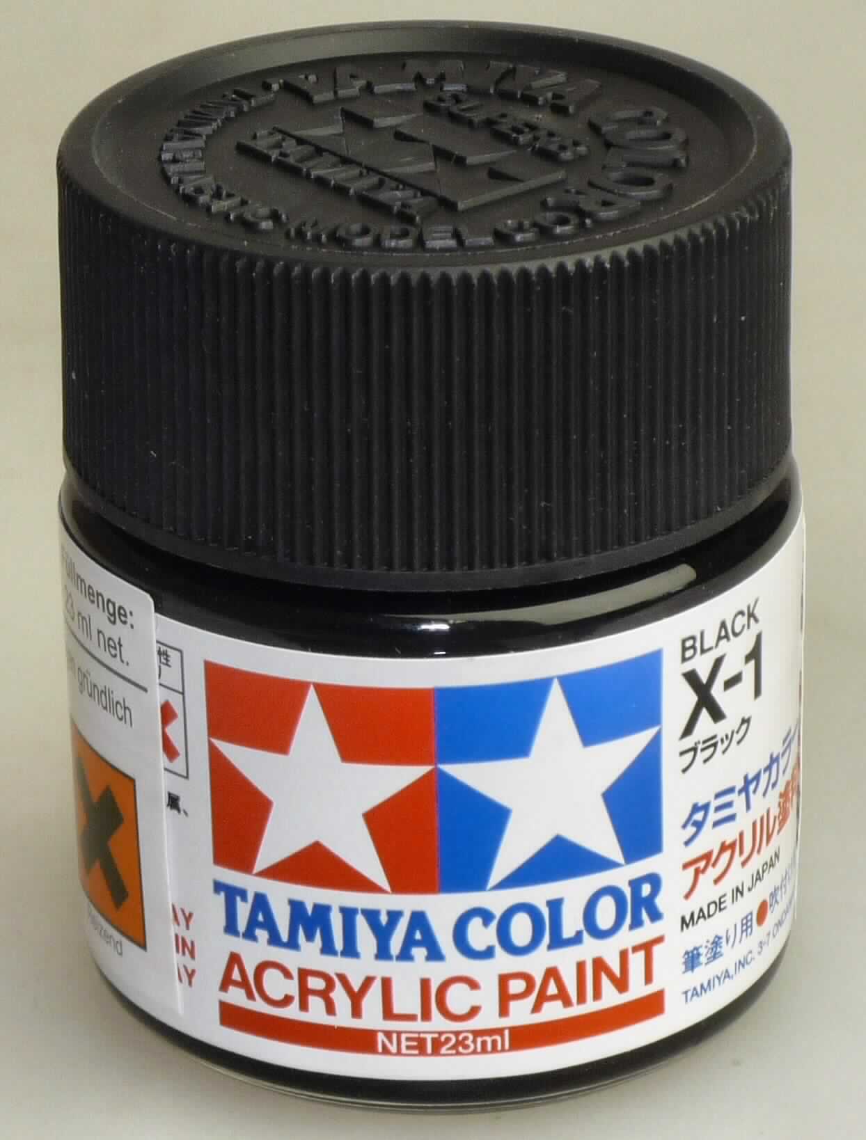 Angaben: Spezial-Acryl-Harz Streich-/Airbrush-Farbe; für die Farbgestaltung von Plastik- und Metallmodellen.

Warenbeschaffentheit: Schwarze Flüssigkeit, die einen abriebfesten Film bildet, aufgemacht in einem 23ml-Schraubverschlussglas (Beschriftung: Acryl-Harz-Spezial-Farbe für den Plastik-Modellbau u.a.). 
 
Befund: Farben zur Unterhaltung, in Täfelchen, Tuben, Töpfchen, Fläschchen, Näpfchen oder ähnlichen Aufmachungen