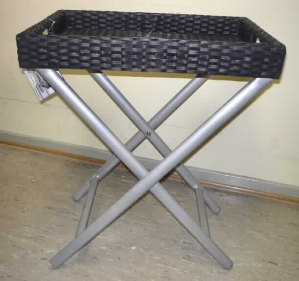 "Tablett auf Ständer"; bestehend aus einem ca. 70 cm hohen, scherenartig zusammenklappbaren Untergestell aus pulverbeschichtetem Aluminium mit vier Standbeinen und einer Vorrichtung zur Aufnahme eines Tabletts und einem abnehmbaren Tablett (Abmessungen ca. 40 cm x 60 cm x 7,5 cm) mit einem Rahmen aus Aluminium und einer Bespannung aus einem Kunststoffgeflecht.
Bei der aus verschiedenen Stoffen zusammengesetzten Ware bestimmt das Aluminium insbesondere im Hinblick auf den Umfang und den Wert den Charakter der Ware.
- Materialangaben laut Antragsteller -

Abbildung siehe Anlage.

Derartige Erzeugnisse gehören als "andere Hauswirtschaftsartikel aus Aluminium" zur Codenummer 7615 1990 00 des Integrierten Zolltarifs der EG (TARIC).