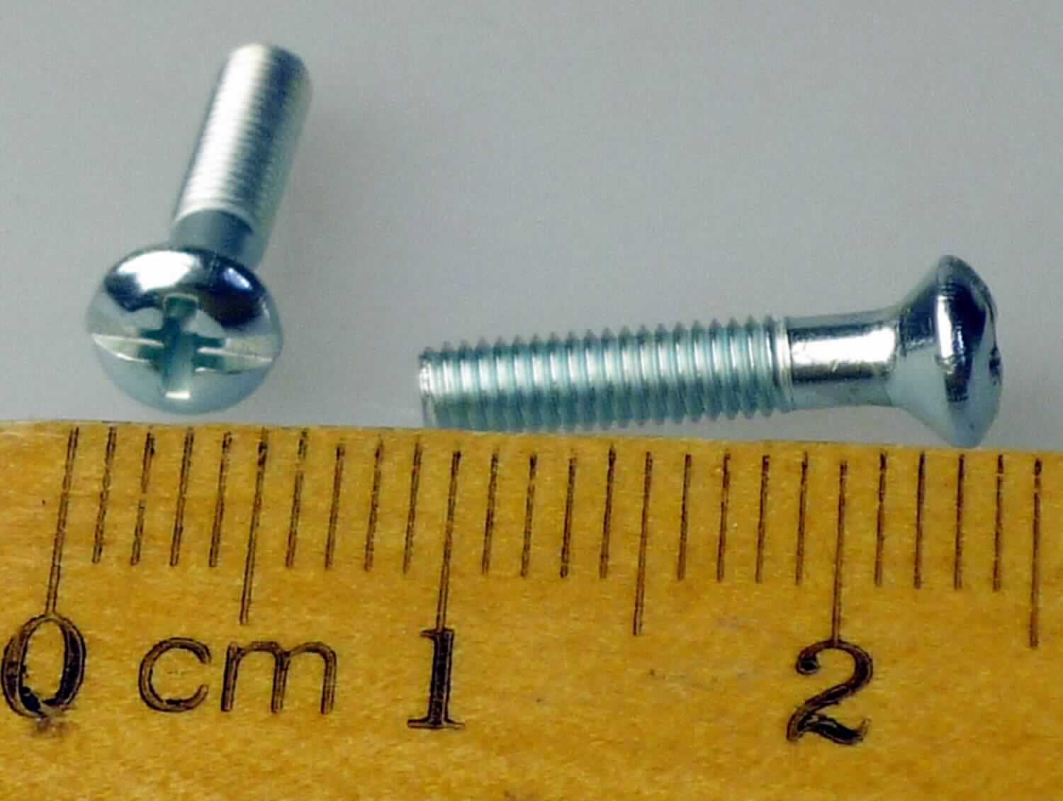 Es handelt sich um aus Stahl (kein nicht rostender Stahl) gefertigte Schrauben mit Kopf mit Schlitz und Kreuzschlitz und mit einem nicht bis zum Kopf reichenden, metrischen Gewinde (M3) mit stumpfem Gewindeende. Der Kopf ist an der Unterseite zu einem Senkkopf, an der Oberseite zu einem Linsenkopf ausgearbeitet.
Die Schrauben sind nicht aus vollem Material gedreht.
Der Versand der Waren erfolgt nicht aus Malaysia.
- Antragstellerangaben -
Gesamtlänge: ca. 16 mm.

Abbildung siehe Anlage.

Derartige Erzeugnisse gehören als "andere Schrauben aus Stahl (kein nicht rostender Stahl), mit Gewinde, nicht aus vollem Material gedreht, mit Kopf mit Schlitz und Kreuzschlitz" zur Codenummer 7318 1559 98 0 des Zolltarifs.