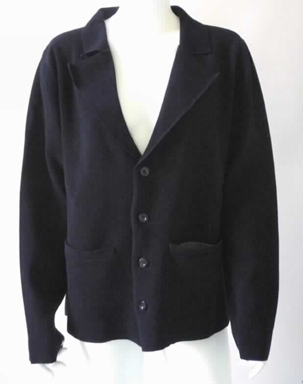 Strickjacke, Größe L, Foto siehe Anlage, 
- aus 2,0 mm dicken, einfarbigen Gewirken aus laut Antrag 100 % Baumwolle,
- über die Taille reichend (Rückenlange: 65 cm), 
- mit einem V-förmigen Halsausschnitt mit Reverskragen,
- vorn mit einer Öffnung mit Knopfverschluss von links über rechts (Männerkleidung),
- mit langen Ärmeln, 
- mit Taschen unterhalb der Taille, somit kein Hemd der Position 6105,
- ungefüttert; hinten mit einer Mittelnaht (somit in zwei Bahnen gearbeitet), jedoch ohne 
  Formfestigkeit,
- am unteren Rand und an den Ärmelenden abgepasst gearbeitet,
- stellt sich insbesondere aufgrund der fehlenden Formfestigkeit und des Gesamteindrucks
  als Strickjacke dar, somit keine Jacke der Position 6103.

"Strickjacke aus Gewirken, aus Baumwolle, für Männer"
