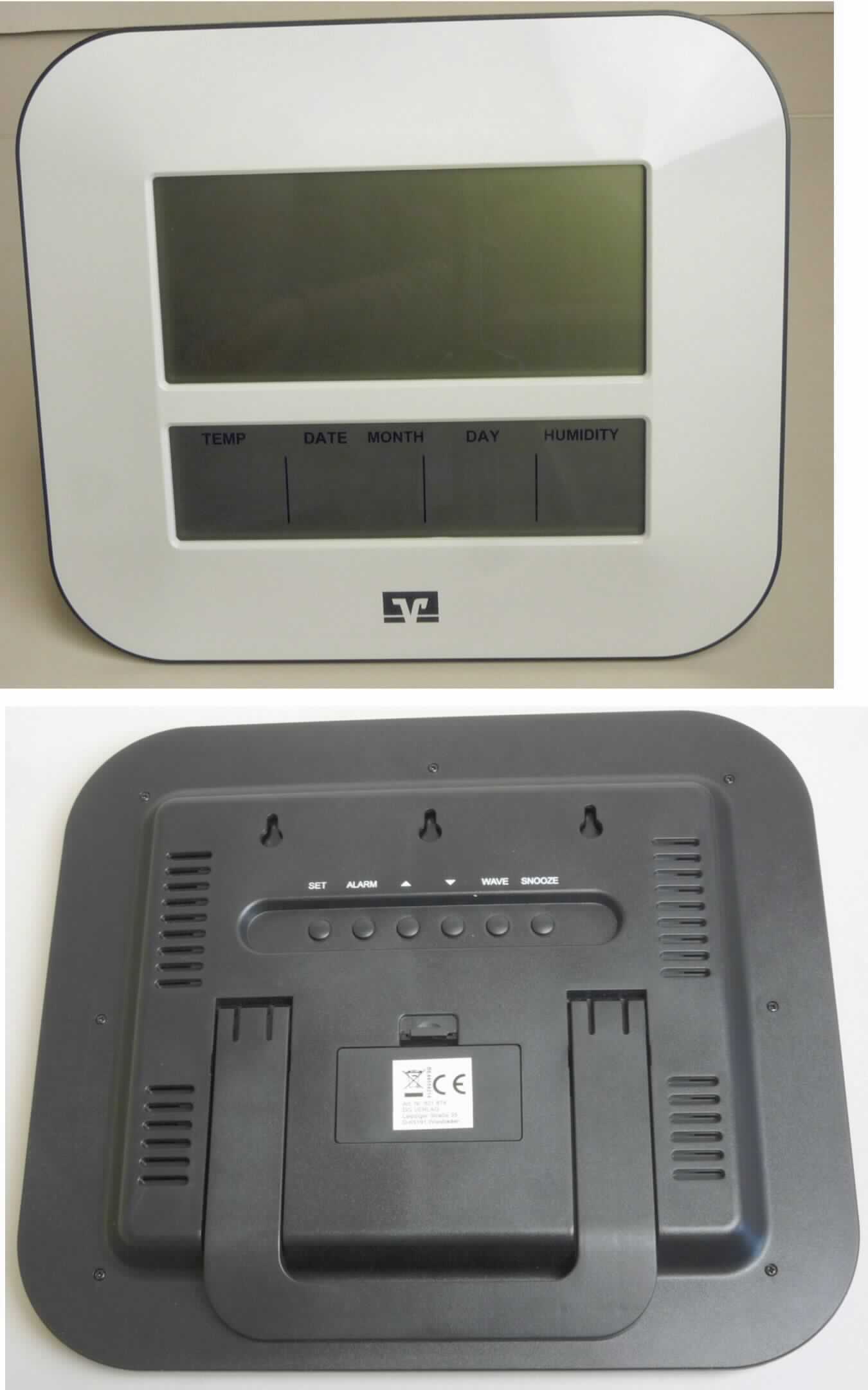 Bei der Uhr handelt es sich um eine aus verschiedenen Bestandteilen zusammengesetzte Ware, im Wesentlichen bestehend aus
- einem Thermometer für die Anzeige der Raumtemperatur sowie
- einem Hygrometer zur Bestimmung der Luftfeuchtigkeit und
- einem aufgrund des Umfangs, äußeren Erscheinungsbildes und Gesamteindruckes charakterbestimmenden, batteriebetriebenen (nicht enthalten) Funkwecker mit ausklappbarem Aufstellbügel, kein Kleinuhr-Werk enthaltend.

Die viereckige, mit abgerundeteten Ecken versehene, flache, im Wesentlichen weiße Funkuhr besitzt ein ca. 27 x 23,5 cm großes Kunststoffgehäuse, das auf der Schauseite mit einem LCD-Display mit digitaler Anzeige versehen ist. Im oberen Bereich wird die Uhrzeit, im unteren viergeteilten Bereich werden (von links nach rechts) Temperatur, Datum (Monat/Tag) und Luftfeuchtigkeit angezeigt. Die Uhr verfügt über eine Alarm- sowie Schlummerfunktion und ist auf der Rückseite mit 6 Funktionsknöpfen ausgestattet. 

Das Erzeugnis ist mit einem Beipackzettel in einem Pappkarton verpackt.

Es ist als "andere als von den Positionen 9101 bis 9104 erfasste Uhr, einen Wecker darstellend, elektrisch betrieben" einzureihen.