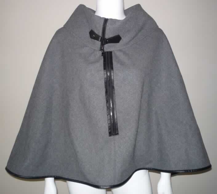 Andere Kleidung, Größe 38, Foto siehe Anlage,
- aus 0,9 mm dicken, melierten Geweben aus laut Antrag 51 % Wolle, 33 % Viskose 
  (künstliche Chemiefasern), 14 % Polyester und 2 % Polyamid (beides synthetische 
  Chemiefasern),
- über die Taille reichend (Rückenlänge: 51 cm), 
- wird in der Art eines Überwurfs über den Schultern getragen,
- mit einem angesetzten hohen Kragen, der in getragenem Zustand umgeschlagen wird und 
  locker auf die Schultern fällt,
- mit einer nicht durchgehenden Öffnung mit Reißverschluss, mit einem Verschlussriegel von 
  links über rechts (Männerkleidung),
- bedeckt in getragenem Zustand die Schultern und die Arme teilweise; seitlich offen,
- am Reißverschluss und am unteren Rand mit einer schmalen Randeinfassung aus 
  Gewirken der Position 5903,
- bietet u. a. aufgrund der geringen Länge keinen Wetterschutz (somit kein umhangähnliches 
  Kleidungsstück der Position 6201),
- stellt sich aufgrund des Schnitts, der Länge und der Ausstattung nicht als Bekleidungs-
  zubehör der Position 6217 dar.

"Kleidung, andere als in den Positionen 6201 bis 6210 genannte, aus Geweben, für Männer, aus Wolle"