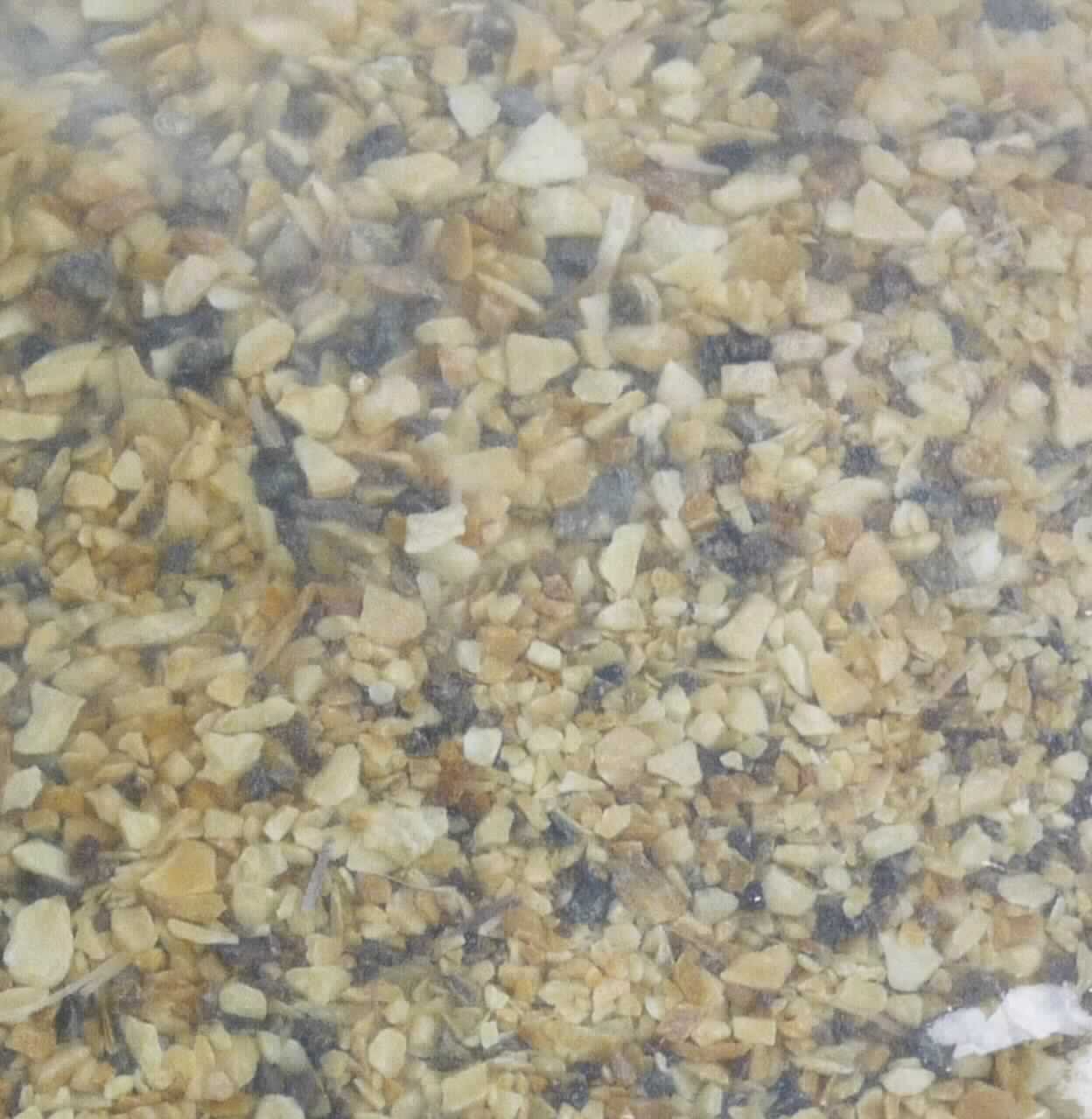 Knoblauchgranulat

Beschaffenheit des vorliegenden Warenmusters (nicht in Originalverpackung):
Trockene, beigefarbene bis dunkelbraune, zerkleinerte, unregelmäßig geformte Stücke unterschiedlicher Größe; Geruch intensiv nach Knoblauch.

Nach den Antragsangaben sind keine weiteren Zusätze enthalten.

Gemüse, getrocknet, zerkleinert, jedoch nicht weiter zubereitet, Knoblauch (Allium sativum)