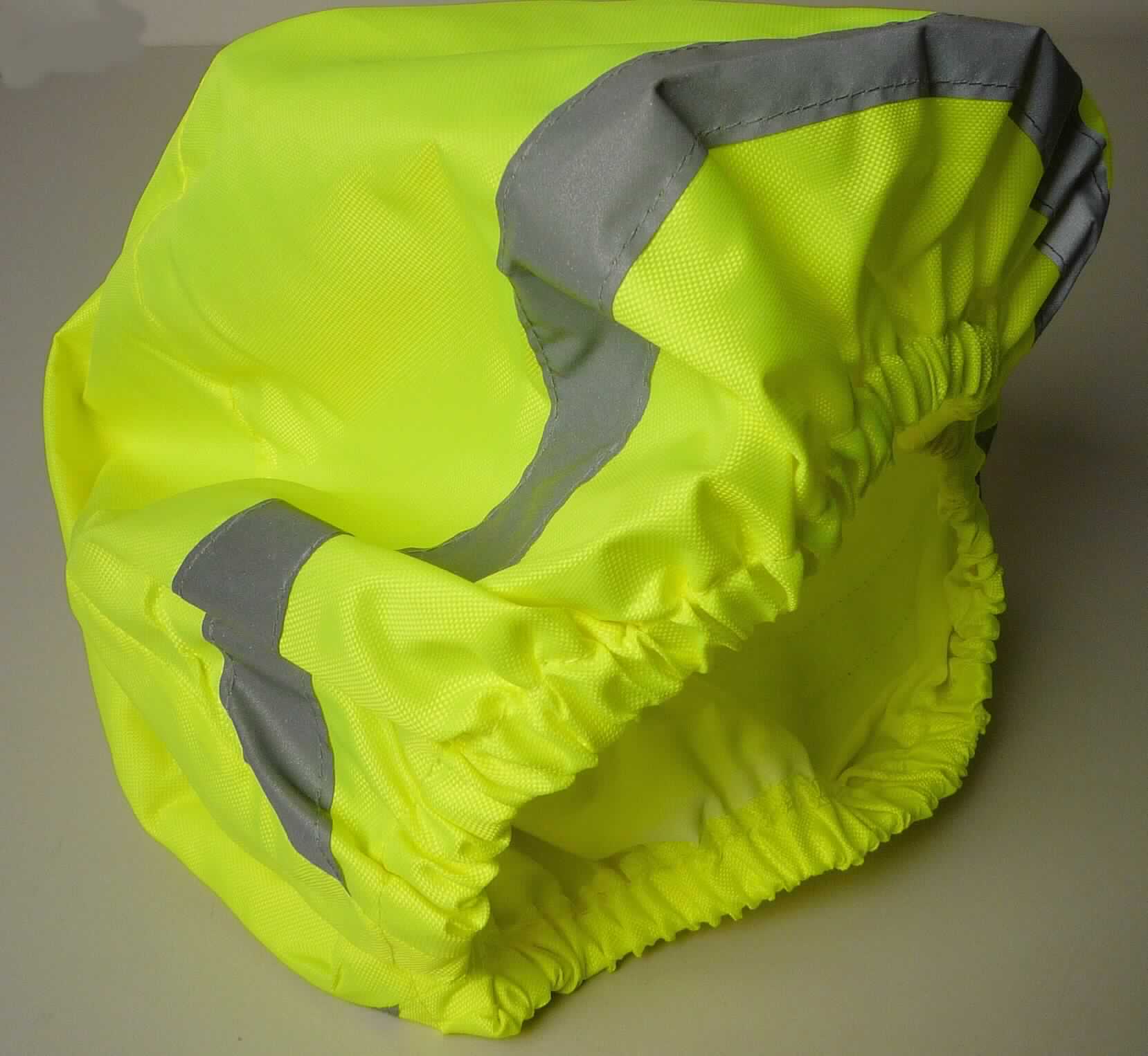 Bezug für Kopfbedeckungen, sog. Regenschutz für den Helm, Artikel 46850, Foto siehe Anlage,
- mützenartiger Bezug aus neongelben Geweben aus Spinnstoffen (laut Antrag Polyester);
  auf der Innenseite mit wasserabweisender Ausrüstung,
- an den Seiten mit aufgenähten, reflektierenden Streifen,  
- am Rand durch ein eingenähtes Gummiband verengt,
- flachliegend in den Abmessungen: ca. 30 cm (Länge) x 25 cm (Breite); der Form eines
  Fahrradhelms entsprechend gearbeitet,
- dient als Bezug für einen Fahrradhelm,
- in einem Polybeutel verpackt.

"Bezug für Kopfbedeckungen"