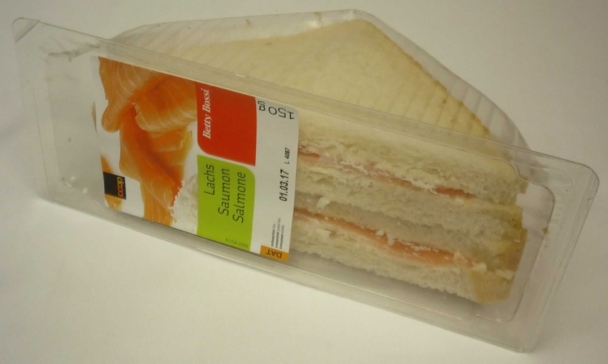 Nach den Angaben der Antragstellerin und dem vorgelegten Warenmuster handelt es sich um ein sog. Sandwich Lachs, Art. 840384. Die Lebensmittelzubereitung besteht aus zwei quadratischen Scheiben Toastbrot, die mit Scheiben eines zubereiteten, geräucherten Lachserzeugnis aus Muskelfleischstücken von Fischen der Art Salmo salar belegt und mit einer Meerettichzubereitung bestrichen sind. Die Ware ist in zwei Hälften (Dreieckssandwich) geschnitten und verzehrfähig zubereitet in einer dreieckigen Kunststoffverpackung (Inhalt 150 g) für den Einzelverkauf aufgemacht.

Der Fischfleischanteil an der Lebensmittelzubereitung beträgt mehr als 20 GHT.

Zolltarifrechtlich handelt es sich um zubereitete oder haltbar gemachte Fische der Art Salmo salar, in Stücken (nicht fein zerkleinert);