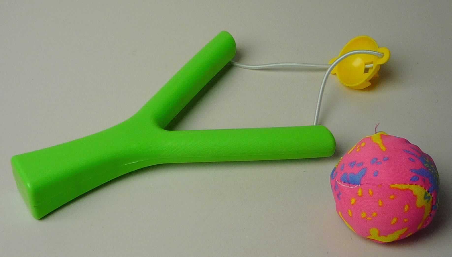 Es handelt sich um eine Spielzeugwaffe (sog. "Wasserspiel Ballschleuder 20519") in Form 
eines mehrteiligen Spielzeuges, bestehend aus:
- der Nachbildung einer Schleuder
-- in den Abmessungen von ca. 15 x 11,5 cm,
-- aus Kunststoff hergestellt,
-- mit einem elastischen Spinnstoffband als Spannriemen und einer Halbschale aus Kunststoff,
- einem Ball aus Spinnstoff mit weichem Füllmaterial im Inneren
-- mit einem Durchmesser von ca. 4,5 cm,
-- dient als Munition für die Schleuder,
- der mit Wasser getränkte Ball wird in die Schleuder gelegt und durch Spannen des elastischen
  Spinnstoffbandes abgeschossen,
- dient der spielerischen Unterhaltung von Kindern,
- gemeinsam an einem Pappaufhänger in einem Netz für den Einzelverkauf aufgemacht.

Zolltariflich handelt es sich um "Spielzeug, anderes als in den Unterpositionen (KN) 9503 0010
bis 9503 0079 genanntes, Spielzeugwaffe, nicht aus Holz handgearbeitet".