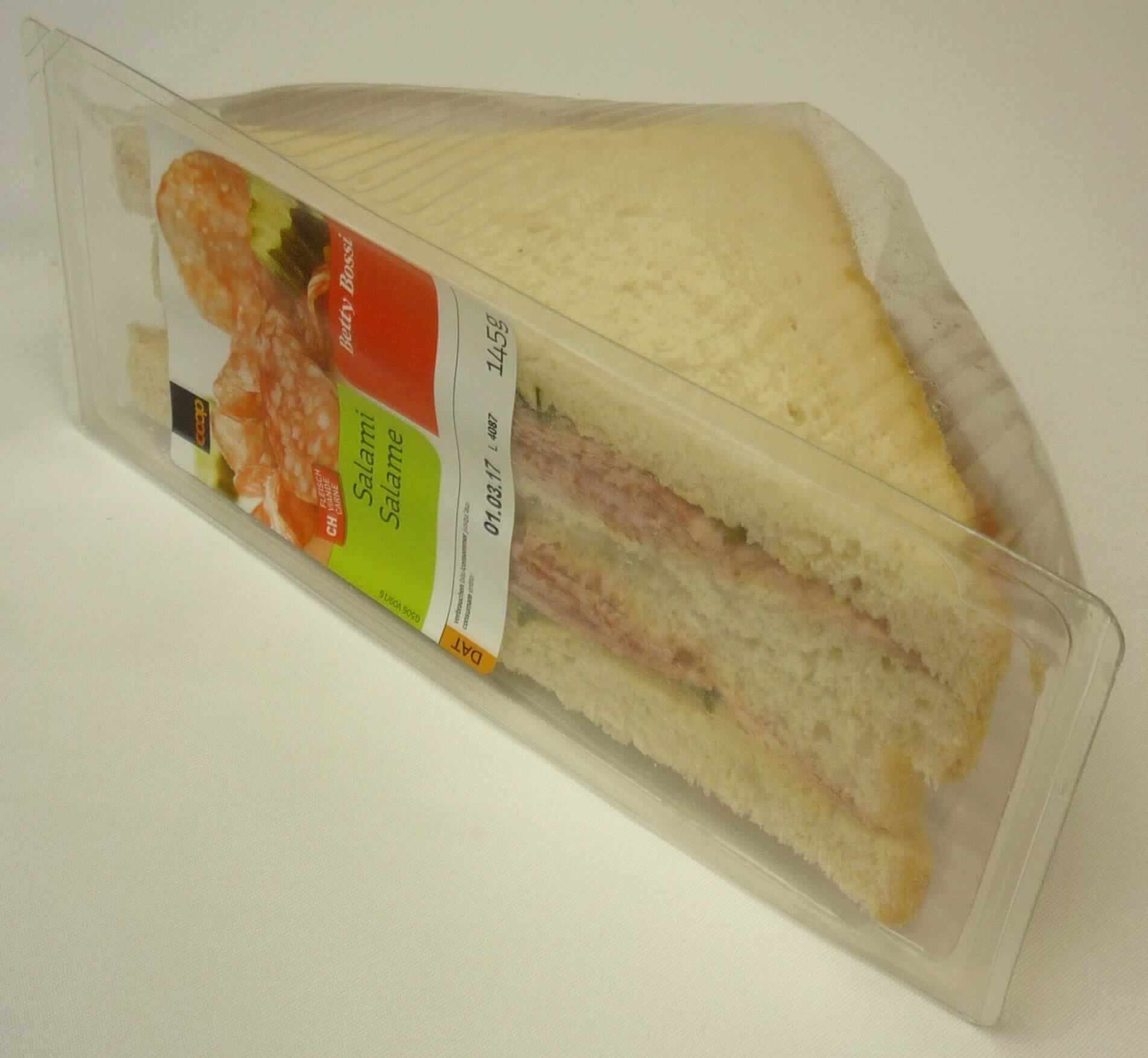 Salamisandwich 

Angaben des Antragstellers:
Es soll sich bei der Handelsware um ein verzehrfertiges, kühlpflichtiges Sandwich aus 23 % Salami (u. a. bestehend aus Schweinefleisch, Rindfleisch, Schwarten, Kochsalz und Gewürzen ), Toastbrot (u.a. bestehend aus Weizenmehl, Rapsöl, Eiern und Milch), Essiggurken und Margarine handeln. 

Feststellungen:
Vorgelegt wurde eine verschweißte Kunststoffverpackung mit zwei Sandwichecken aus hellem Toastbrot, die mit Salami- und Gurkenscheiben belegt sind. Die Toastbrotscheiben sind augenscheinlich mit Streichfett bestrichen. Die Kunststoffverpackung ist etikettiert  (mit u. a. Angaben zum Nenngewicht (145 g), zu den Zutaten und zur Haltbarkeit).

Befund:
Nach den Angaben handelt es sich bei dem Sandwich um eine Lebensmittelzubereitung aus mehr als 20 GHT Wurst.