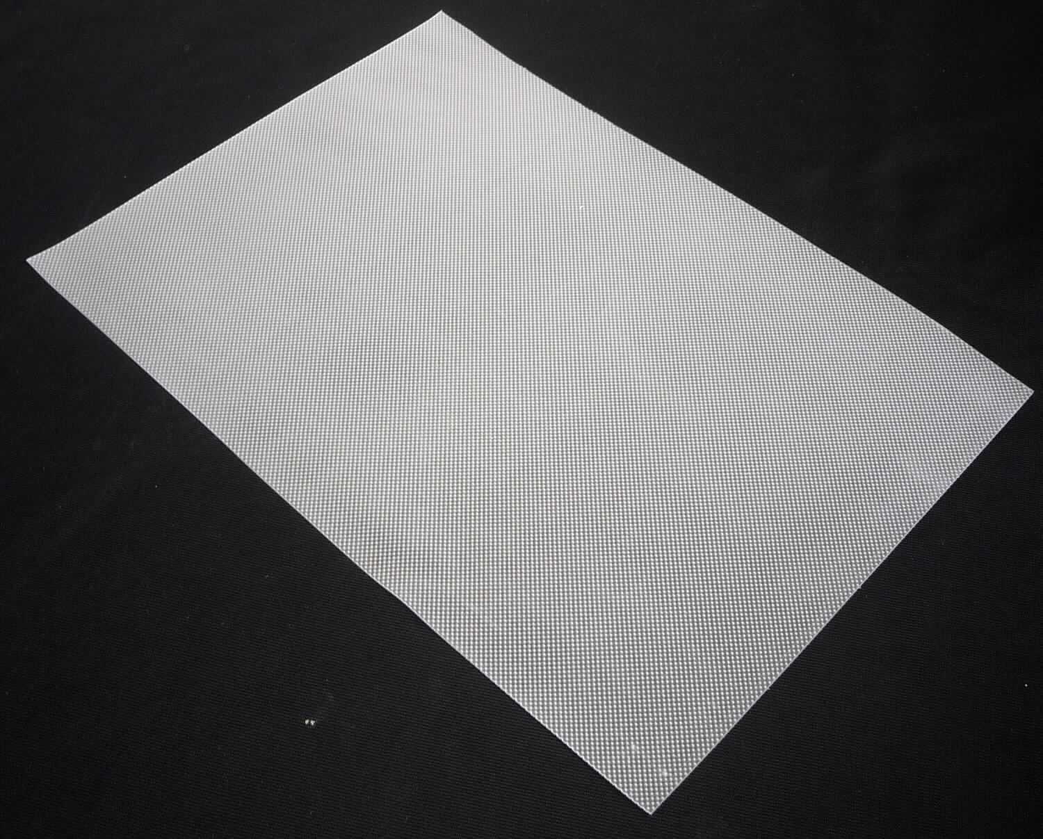 Angaben des Antragstellers:
EVA-Folie für die Herstellung von Solarmodulen; Kunststoffmaterial auf Basis eines Ethylen-Vinylacetat-Copolymers (EVA) in Folienform.

Feststellungen an einem Warenmuster:
Es wurde ein Abschnitt einer trüben, transparenten, gummiartigen Kunststofffolie (Dicke: ca. 0,48 mm), einseitig mit einer regelmäßig strukturierten, noppenartigen Oberfläche vorgelegt.

Befund:
Es liegt eine Kunststofffolie aus Ethylenvinylacetat im Sinne der Position (HS) 3920 vor. Die Oberfläche stellt sich nicht als reliefartig erhaben mit eingeprägten Undulationen dar.