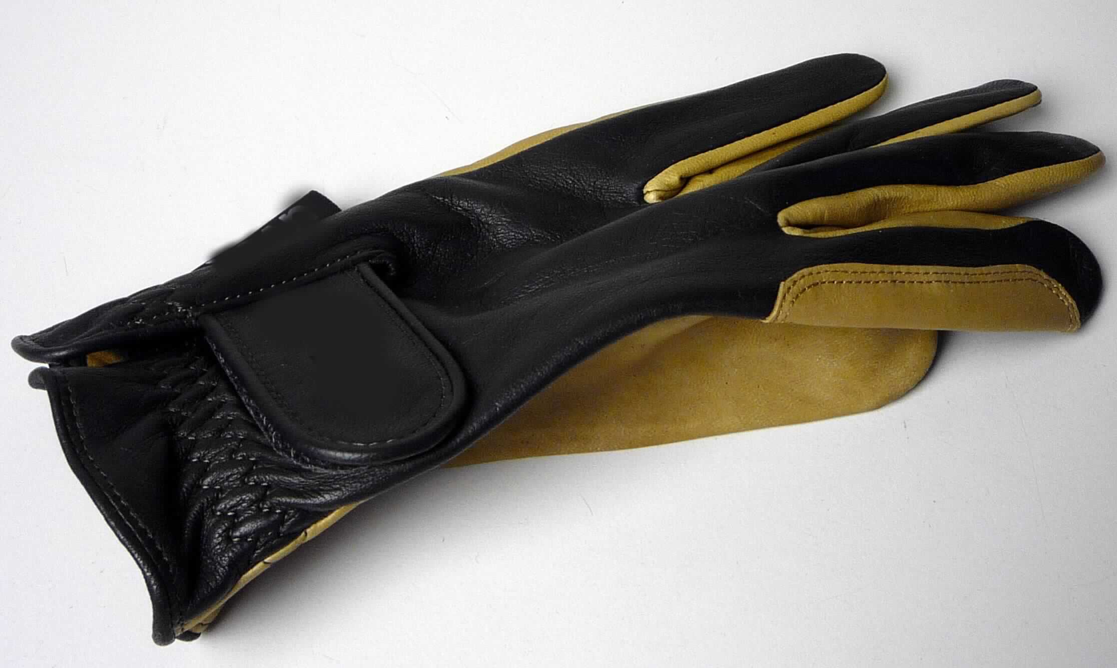 Handschuh aus Leder, sog. Reithandschuh S453314, Foto siehe Anlage,
- als Fünffingerhandschuh gearbeitet,
- aus Leder (laut Antrag im Bereich der Außenhand aus Lammnappa und im Bereich der Innenhand
  aus Leder mit Spezialgerbung ("Oil Tac")) bestehend,
- mit einer aufgenähten Verstärkung aus Leder am Zeigefinger (in Richtung Daumen),
- oberhalb des Handgelenks mit einem Klettverschluss; in Höhe des Handgelenks elastisch verengt,
- ohne funktionelle Merkmale von Spezialsporthandschuhen und von Schutzhandschuhen; wird laut
  Antrag als Reit- und als Fahrerhandschuh verwendet.

"Bekleidungszubehör aus Leder, Fingerhandschuh, kein Spezialsport- oder Schutzhandschuh"