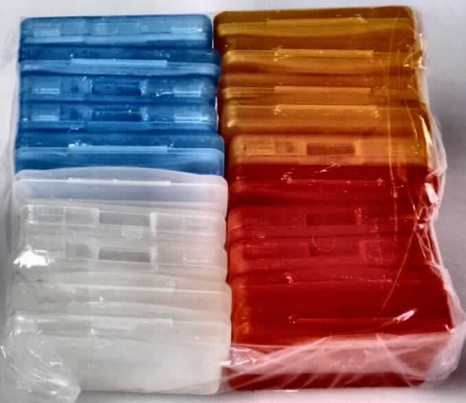Durch Warenmuster veranschaulichte so genannte "Game Cases" in Form von Behältnissen aus einem Kunststoff im Sinne der Anmerkung 1 zu Kapitel 39. Die etwa 6,5 cm x 4 cm x 1 cm großen, aufklappbaren Behältnisse dienen der Aufnahme und dem Transport von Spielen für Spielekonsolen.

Die Behältnisse sind zu 20 Stück (farblich sortiert zu je 5 Stück in den Farben rot-, orange-, blau- und milchig-transparent) in einem Kunststoffbeutel aufgemacht.

Derartige Erzeugnisse werden zolltariflich als "Transport- oder Verpackungsmittel aus Kunststoff, den Schachteln ähnliche Ware" eingereiht.