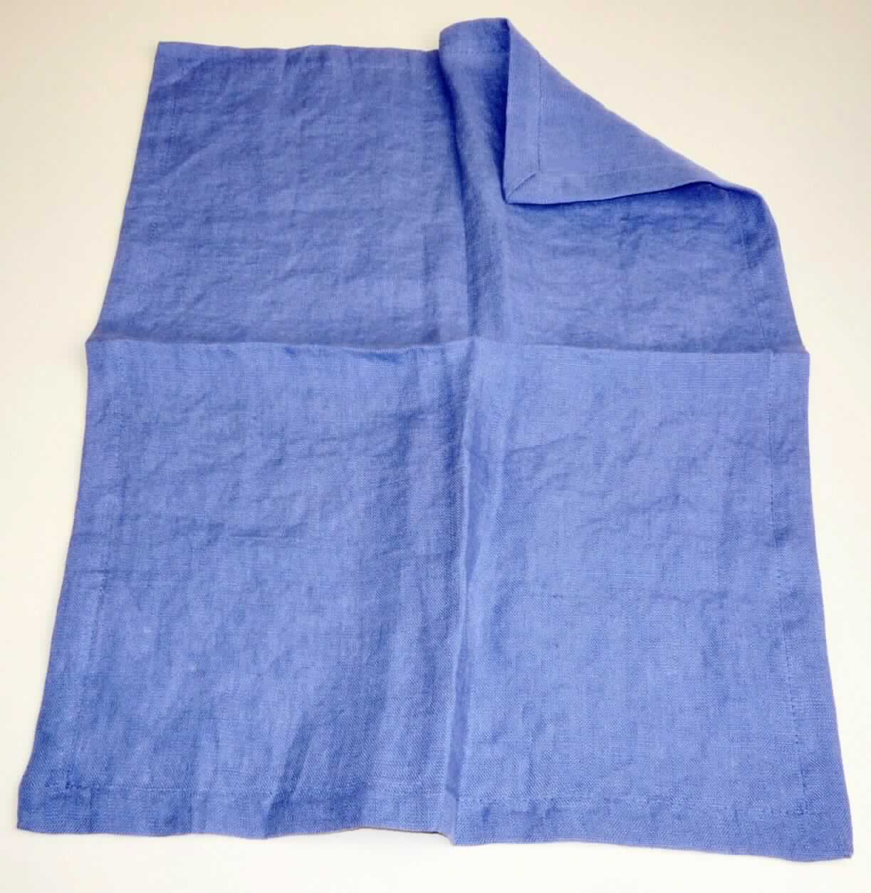 Tischwäsche (Platzdeckchen), sog. Tischset-Aqua, Artikelnummer 75311/075, Foto siehe Anlage,
- rechteckig, laut Antrag in den Abmessungen: 36 cm x 48 cm,
- aus ca. 0,5 mm dicken, einfarbigen Geweben aus laut Antrag 100 % Leinen,
- durch Umschlagen und Festnähen gesäumt (damit konfektioniert),
- laut Antrag waschbar bis 40° C,
- kennzeichnet sich nach der Art des Gewebes und dem Verwendungszweck (Platzdeckchen,
  das anstelle einer Tischdecke oder zum Schutz der Tischdecke verwendet wird) als 
  Tischwäsche, die üblicherweise gewaschen wird; somit keine Ware zur Innenausstattung 
  der Position 6304.

"Tischwäsche, aus Spinnstoffen, aus Geweben, aus Flachs (Leinen)"