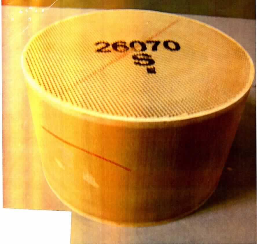 Catalyst monolithic

Angaben zur Beschaffenheit und Verwendung der Ware: 
Die Ware soll in Kraftfahrzeugen zur Abgasreinigung verwendet werden. Sie wird in einem mehrstufigen Prozesss hergestellt und soll aus einem feuerfesten, anorganischen bestehen und geringe Mengen Edelmetall enthalten (s. vertraulicher Teil).

Feststellungen: 
Zylinderförmiges, hellbraun bis beigefarbenses Wabenelement mit sehr vielen, feinen Kanälen. Die Kanäle haben einen quadratischem Querschnitt (ca. 1 mm x 1mm) und sind auf der Ober- oder Unterseite des Zylinders jeweils einseitig verschlossen. Die Ware weist kein Gehäuse oder Zuführungen auf, enthält keine Anbauteile und ist relativ weich/spröde. Edelmetall ist in geringen Anteilen mittels XRF-Analyse nachweisbar. Ein Glühverlust ((900°C, 4h) tritt nicht auf.

Die Angaben zur Verwendung werden als zutreffend angenommen.

Befund:
Reaktionsauslöser, Reaktionsbeschleuniger und katalytische Zubereitungen, 
anderweit weder genannt noch inbegriffen