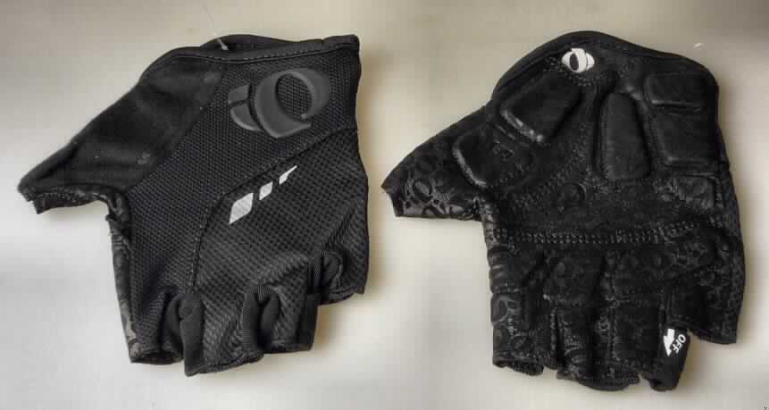 Spezialsporthandschuhe, Fahrradhandschuhe, Abbildung siehe Anlage, 
- als Fünffingerhandschuh gearbeitet, ohne Fingerspitzen, 
- die Innenhand besteht vollständig aus Leder, 
- der Handrücken und die Fingerzwischenräume bestehen aus Gewirken aus Spinnstoffen,
- das Leder ist insbesondere in Bezug auf die Verwendung als Fahrradhandschuhe
  charakterbestimmend,
- eingesteckt in eine handelsübliche Verpackung aus klarsichtiger Kunststofffolie. 

"Bekleidungszubehör (Spezialsporthandschuhe) aus Leder