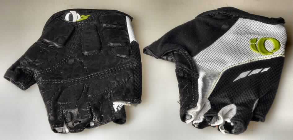 Spezialsporthandschuhe, Fahrradhandschuhe, Abbildung siehe Anlage, 
- als Fünffingerhandschuh gearbeitet, ohne Fingerspitzen, 
- die Innenhand besteht vollständig aus Leder, 
- der Handrücken und die Fingerzwischenräume bestehen aus Gewirken aus Spinnstoffen,
- das Leder ist insbesondere in Bezug auf die Verwendung als Fahrradhandschuhe
  charakterbestimmend,
- eingesteckt in eine handelsübliche Verpackung aus klarsichtiger Kunststofffolie. 

"Bekleidungszubehör (Spezialsporthandschuhe) aus Leder