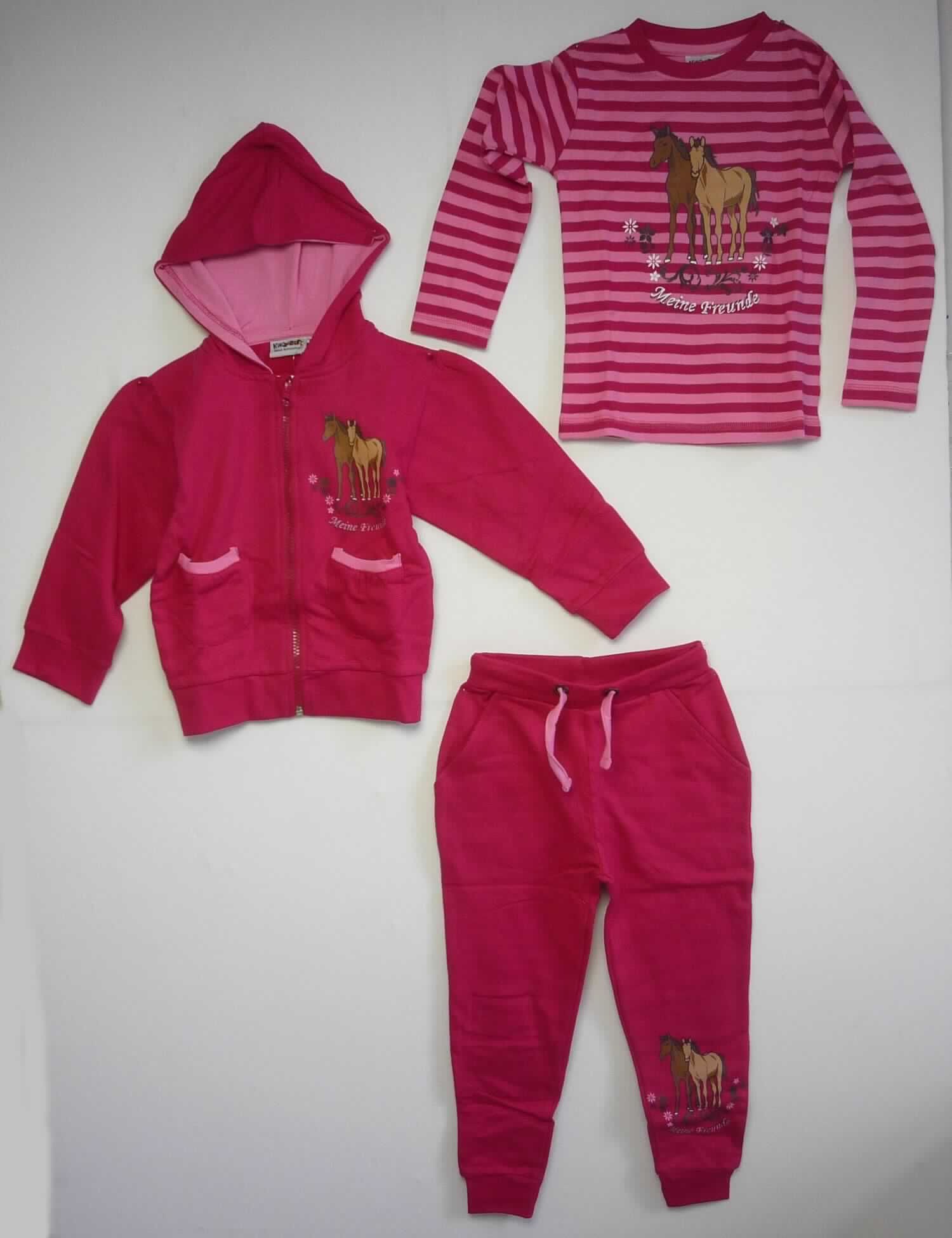 Trainingsanzug und T-Shirt, sog. Kombination aus Jacke, Shirt und Hose, Art. 5231, Größe 98/104, Foto siehe Anlage,
- als dreiteilige Zusammenstellung,
- stellt sich nicht als Kombination dar, u. a. weil ein Kleidungsstück der Position 6109 (T-Shirt) nicht als Bestandteil 
  einer Kombination zugelassen ist; "Jacke" und "Hose" stellen ebenfalls keine Kombination dar, u. a. da sie die 
  Merkmale zur Einreihung als Trainingsanzug erfüllen,
- Trainingsanzug:
-- bestehend aus einem Oberteil und einer langen Hose,
-- erkennbar dazu bestimmt, ausschließlich oder im Wesentlichen bei der Ausübung eines Sports getragen 
   zu werden,
-- aus ca. 0,9 mm dicken, einfarbigen Gewirken aus laut Antrag 100 % Baumwolle,  
-- ungefüttert,
-- mit einem Pferdemotiv bedruckt,
-- Oberteil:
--- über die Taille reichend (Rückenlänge: ca. 41 cm),
--- mit einer gefütterten Kapuze,
--- vorn mit einer durchgehenden Öffnung mit Reißverschluss; am oberen Rand mit einer Überlappung von rechts
    über links,
--- mit langen Ärmeln mit angesetzten, verengenden Bündchen,
--- mit zwei aufgesetzten Taschen unterhalb der Taille, mit kontrastfarbenen Rändern,
--- am unteren Rand mit einem angesetzten, verengenden Bund,
-- lange Hose: 
--- in der Taille abschließend mit einem elastischen Bund, mit einem kontrastfarbenen Kordelzug zu verengen,
--- ohne Öffnung und ohne Verschluss,
--- vorn mit zwei eingesetzten Taschen,
--- mit knöchellangen Hosenbeinen, mit angesetzten, verengenden Bündchen.

"Trainingsanzug, aus Gewirken, aus Baumwolle"