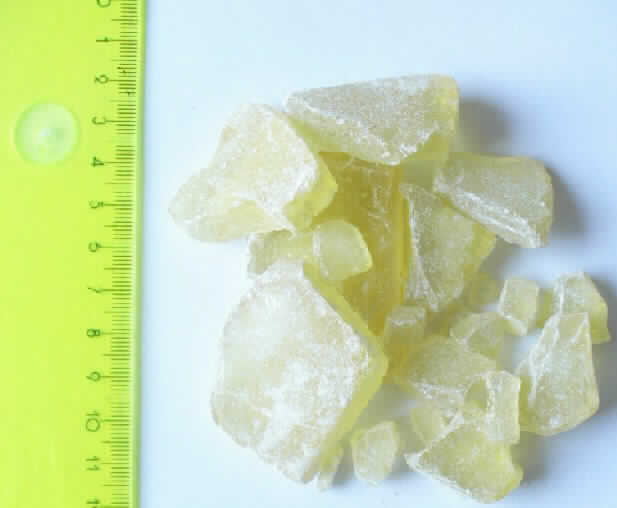 Pentaester

Angaben:
Pentaerythritolester von mit Fumarsäure derivatisiertem Kolophonium (Gum Rosin). Gebinde: 25-kg-Säcke oder 800-kg-Big Bags. 

Feststellungen:
Vorgelegt wurden transparente, beigefarbene, in Chloroform gut lösliche, unregelmäßig Brocken.

Befund:    
Kolofonium und Harzsäuren, und deren Derivate; .... / -andere