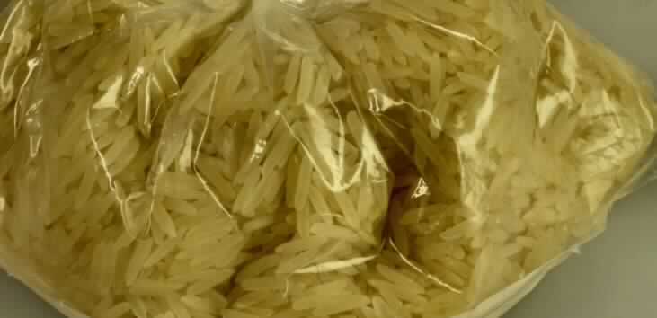 Basmati Langkornreis

Antragsangaben, als zutreffend unterstellt: Parboiled Basmatireis, in Säcken mit einem Gewicht des Inhalts von mehr als 5 kg bis 10 kg, zum unmittelbaren mennschlichen Verzehr. 

Äußere Beschaffenheit der vorgelegten Warenprobe:
Augenscheinlich gelblich weiße, vollständig geschliffene, ganze Reiskörner, einem parboiled Reis entsprechend. Abgepackt ist das Muster in einer transparenten Kunststofftüte.
Augenscheinlich ist der Reis weder vorgekocht noch gegart, besitzen die Körner eine Länge von mehr als 6,0 mm und ein Verhältnis der Länge zur Breite von 3 oder mehr und beträgt der Gehalt an vollständig geschliffenen, ganzen Reiskörnern mindestens 90 GHT. 

Vollständig geschliffener Reis, auch poliert oder glasiert, parboiled, langkörnig, mit einem Verhältnis der Länge zur Breite von 3 oder mehr, anderer als in unmittelbaren Umschließungen mit einem Gewicht des Inhalts von 5 kg oder weniger, Basmatireis zum unmittelbaren menschlichen Verzehr.
