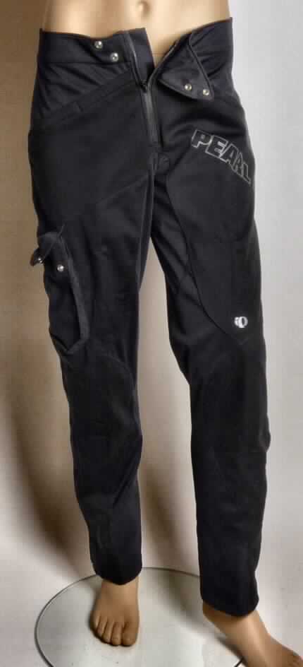 Lange Hose, sog. Herren Radsporthose "Forest Pant", Art.Nr. 21111209, Gr. Medium, Foto siehe Anlage,
- aus ca. 1,4 mm dicken, dreilagigen, durch Kleben miteinander verbundenen Flächenerzeugnissen mit einer 
  Außenlage aus einfarbigen Gewirken, einer Innenlage aus einfarbigen, einseitig (Innenseite) gerauten 
  Gewirken und einer Zwischenlage aus Kunststofffolie (kein Zellkunststoff), die im Querschnitt mit 
  bloßem Auge nicht wahrnehmbar ist, (keine Meterware der Position 5903) und aus ca. 0,7 mm dicken, 
  einfarbigen, einseitig (Innenseite) gerauten Gewirken; alle Flächenerzeugnisse bestehen 
  aus laut Antrag 100 % Polyester (synthetische Chemiefasern); 
- in der Taille mit einem Bund abschließend,
- mit langen Hosenbeinen,
- unterhalb der Waden jeweils mit einem Zuschnitt aus ca. 1,4 mm dicken, zweilagigen, 
  durch Kleben miteinander verbundenen Flächenerzeugnissen mit einer Außenlage aus 
  einfarbigen Geweben und einer Innenlage aus einfarbigen, einseitig (Innenseite) gerauten 
  Gewirken; beide Flächenerzeugnisse aus 100% Polyester,
- im Bereich der Unterschenkeln jeweils mit einer ca. 38 cm langen Öffnung mit 
  Reißverschluss und Klettverschlüssen versehen; die Öffnung ist mit einen Netzgewirke 
  unterlegt,
- vorn mit einer Öffnung mit Reißverschluss; mit zwei Knöpfen von links auf rechts zu 
  schließen (Männerkleidung),
- in Hüfthöhe mit zwei mit Reißverschluss verschließbaren Einschubtaschen versehen sowie 
  im Bereich der Oberschenkel mit zwei aufgesetzten Taschen,
- an den Beinabschlüssen gesäumt.

"Lange Hose aus Gewirken, für Männer, aus synthetischen Chemiefasern"