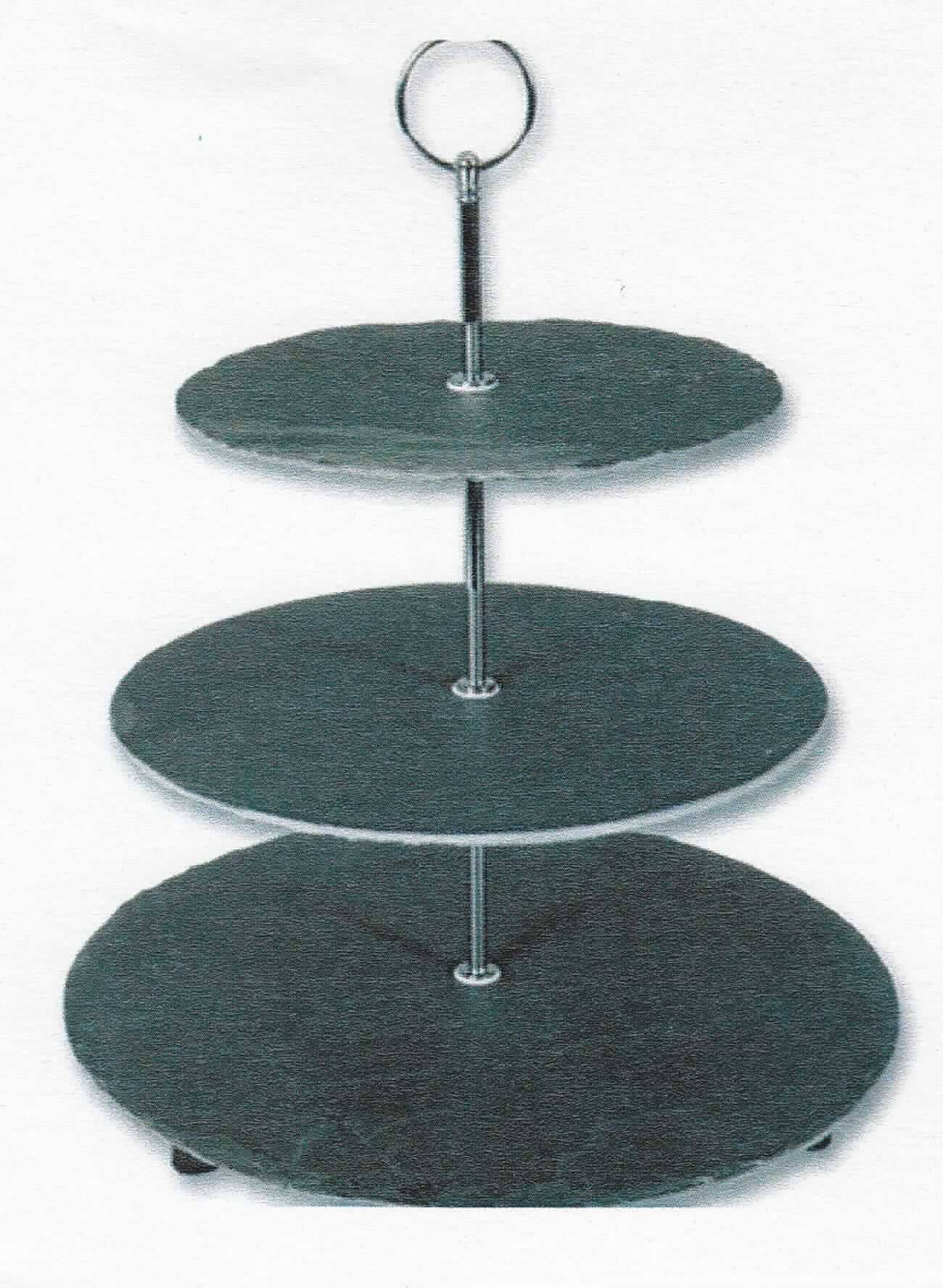 Angaben: 
Warenbezeichnung: Schiefer Etagere, 3-stöckig, mit Metallgriff, Abmessungen (L x B x H): 30 x 30 x 35 cm.

Feststellungen: 
Äußere Beschaffenheit des vorgelegten Warenmusters laut Foto: dreistöckige Etagere mit Böden aus augenscheinlich Schiefer, verbunden mit einer Metallstange mit Griff am oberen Ende.

Die Angaben der Antragstellerin werden als zutreffend unterstellt.  

Befund:
Als charakterbestimmender Bestandteil der Ware werden die drei Böden aus Schiefer angesehen (Allgemeine Vorschrift 3 b). Zolltariflich handelt es sich bei der Etagere um eine Ware aus Tonschiefer der Position 6803 des Zolltarifs.