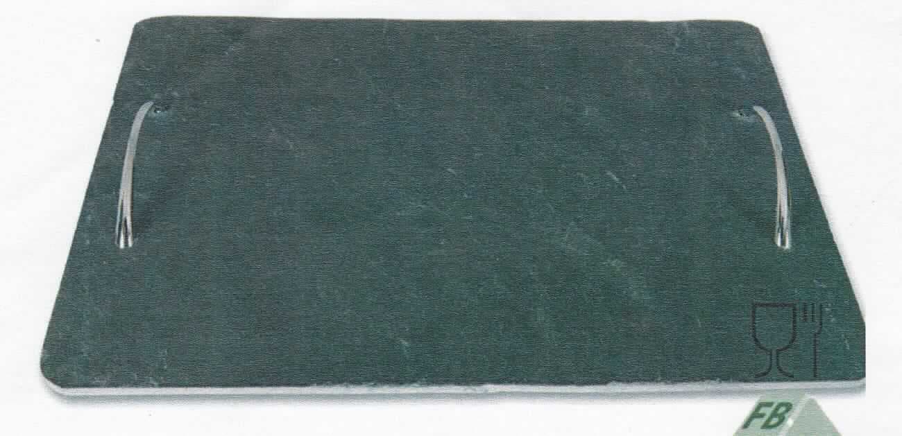 Angaben: 
Warenbezeichnung: Schiefer Tablett mit Metall-Griffen (L x B x H: 36 x 26 x 3,4 cm)

Feststellungen: 
Äußere Beschaffenheit des vorgelegten Warenmusters laut Foto: augenscheinlich eine Schieferplatte, an der zwei Metallgriffe befestigt sind.

Befund:
Ware aus Tonschiefer
Zusammengesetzte Ware, bei der im Sinne der AV 3b) die Schieferplatte im Hinblick auf die Verwendung als charakterbestimmend angesehen wird.