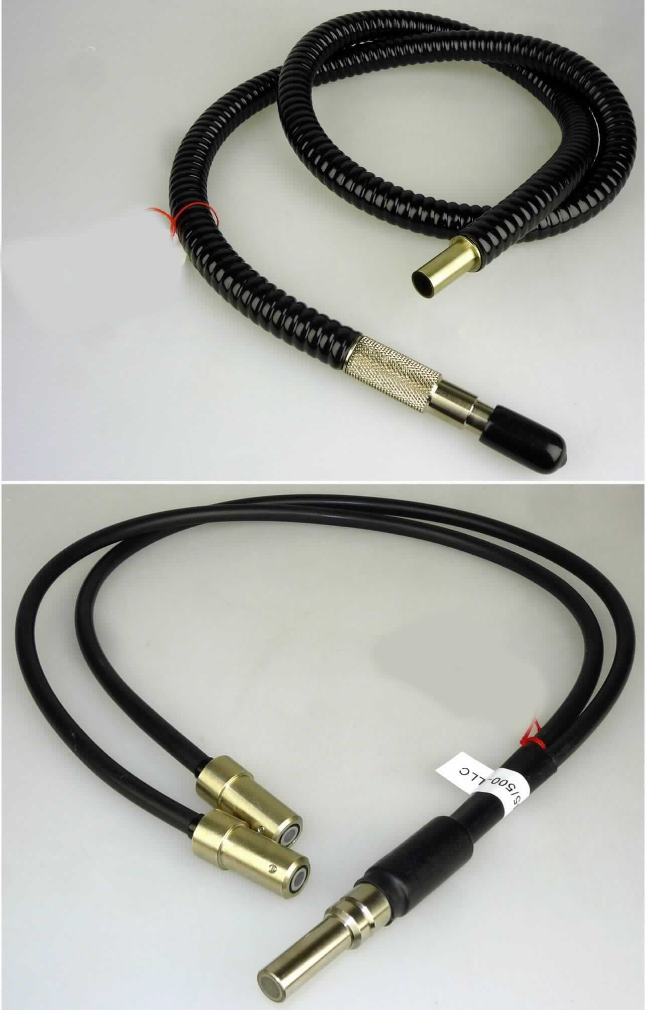 Sog. flexible Lichtleiter 1- und 2-armig, in Form eines ein- oder zweiarmigen Kabels aus je einem Bündel aus nicht einzeln umhüllten optischen Glasfasern (Kerndurchmesser: 66 µm; Cladding: 2 µm), das mit einem PVC- oder einem flexiblen Metallschlauch ummantelt ist. Metallhülsen bilden die Endstücke. Die Oberflächen der Glasfaserenden sind verklebt und poliert. Die Lichtleiter dienen der punktuellen Beleuchtung von Proben in der Stereomikroskopie, wobei sie das von einer LED oder Halogenlampe (nicht Gegenstand dieser Auskunft) eingekoppelte Licht auf die zu untersuchende Probe richten.
Zur äußeren Form siehe Abbildung in Anlage.
Eine Einreihung in die Position 9002 kommt nicht in Betracht, da Kabel aus nicht einzeln umhüllten optischen Fasern, auch mit Anschlussstücken, von der Position 9001 erfasst werden.

Die Ware wird als "Kabel aus optischen Fasern, ausgenommen solche der Position 8544, nicht zur Bildübertragung, anderes als von den Unterpositionen (TARIC) 9001 1090 10 bis 9001 1090 30 erfasst" eingereiht.