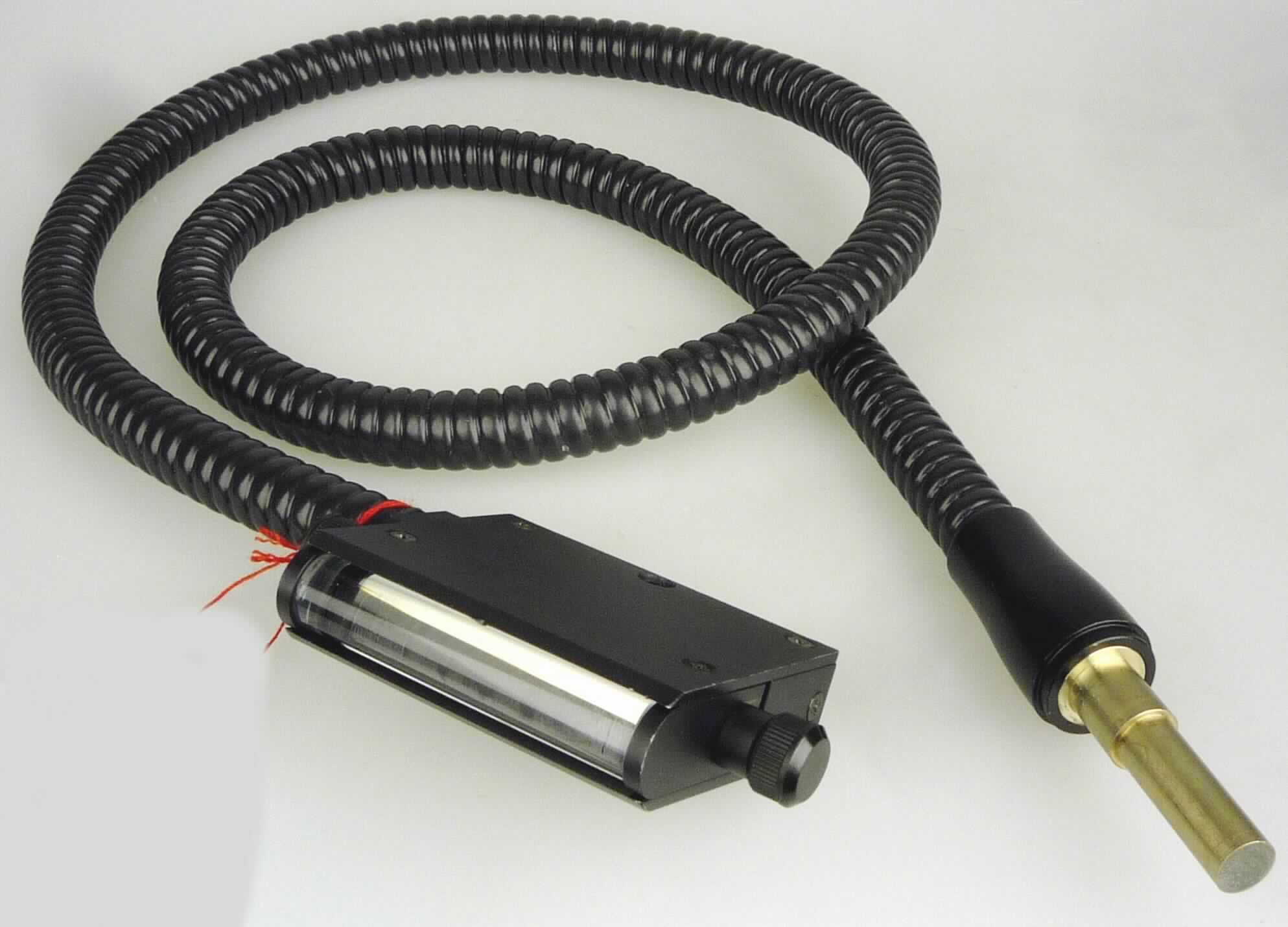 Bei dem sog. Linienlicht handelt es sich um ein Teil einer Spezialleuchte für die Mikroskopie. Es besteht im Wesentlichen aus einem mit flexiblem Metall und Kunststoff ummantelten optischen Glasfaserkabel, einem rechteckigen Gehäuse aus Aluminium mit zwei Verstellschrauben, mit eingesetzter Linse aus Glas (nicht optisch bearbeitet) und einer Steckvorrichtung am anderen Ende. 

Das Linienlicht wird lt. Antragsangaben zur punktuellen Beleuchtung von Proben in der Stereomikroskopie eingesetzt. Dazu wird das Linienlicht mittels Steckvorrichtung in eine Lichtquelle eingekoppelt, das andere Ende dient zum Transfer des Lichtes auf die Probenfläche.

Die Ware geht aufgrund ihrer Ausrüstung u.a. mit dem Gehäuse über den in den Positionen 9001 oder 9002 erfassten Warenkreis hinaus.
Sie stellt sich als notwendiger Bestandteil einer Spezialleuchte für die Mikroskopie dar.

Den charakterbestimmenden Stoff bildet das Glas insbesondere aufgrund seiner Bedeutung für die Verwendung als Lichtleiter. 

Die beschriebene Ware ist als "erkennbares Teil eines elektrischen Beleuchtungskörpers, anderweit weder genannt noch inbegriffen, aus Glas, Ware zur Ausstattung von elektrischen Beleuchtungskörpern" einzureihen.