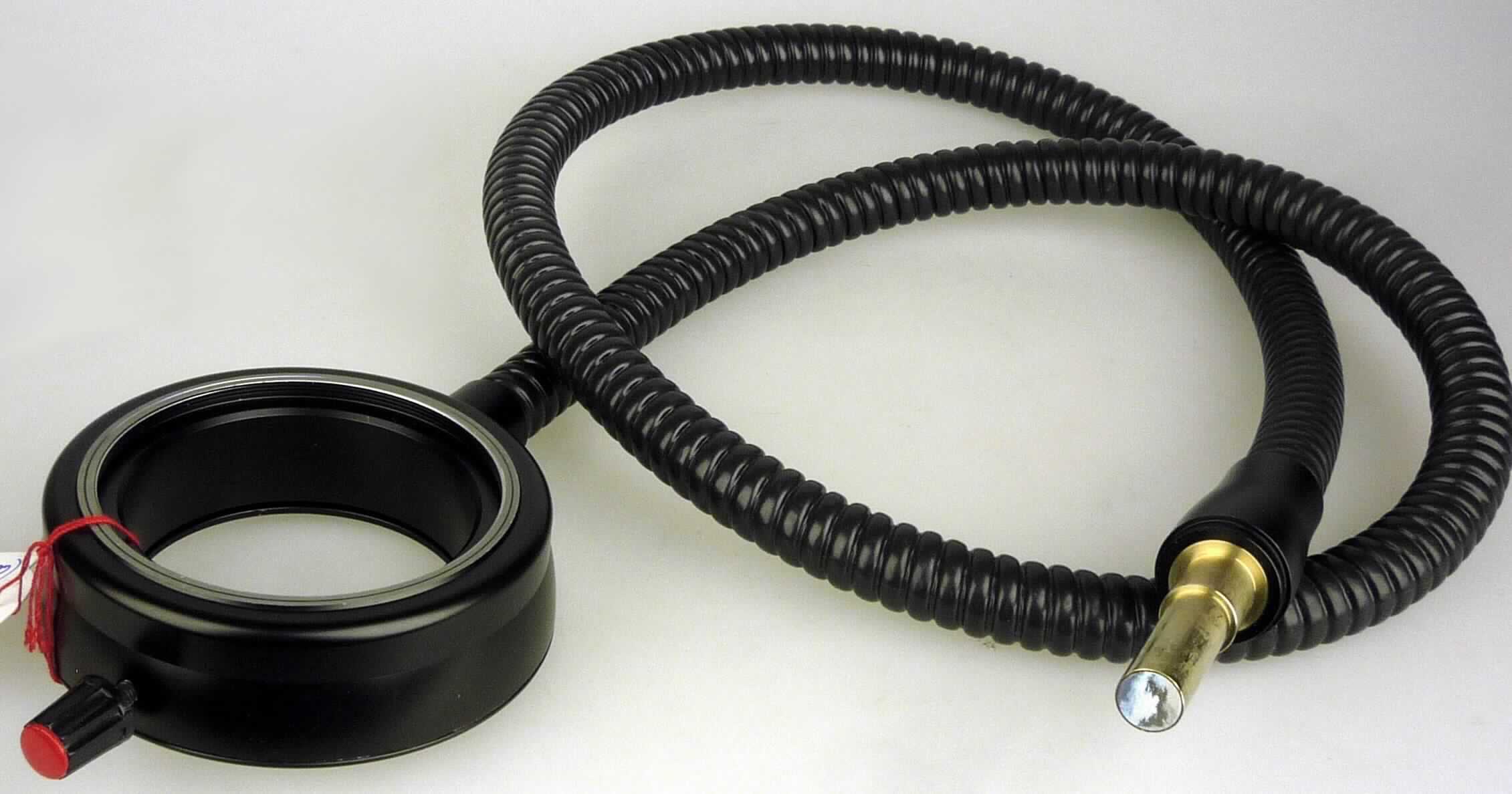 Bei dem sog. Ringlicht handelt es sich um ein Teil einer Spezialleuchte für die Mikroskopie. Es besteht im Wesentlichen aus einem mit flexiblem Metall und Kunststoff ummantelten optischen Glasfaserkabel, einem ringförmigen Gehäuse aus Aluminium mit einer Verstellschraube und einer Steckvorrichtung am anderen Ende. 

Das Ringlicht wird lt. Antragsangaben zur punktuellen Beleuchtung von Proben in der Stereomikroskopie eingesetzt. Dazu wird es mittels Steckvorrichtung in eine Lichtquelle eingekoppelt, das andere Ende dient zum Transfer des Lichtes auf die Probenfläche.

Die Ware geht aufgrund ihrer Ausrüstung u.a. mit dem Gehäuse über den in den Positionen 9001 oder 9002 erfassten Warenkreis hinaus.
Sie stellt sich als notwendiger Bestandteil einer Spezialleuchte für die Mikroskopie dar.

Charakterbestimmender Stoff ist insbesondere aufgrund der Bedeutung für die Verwendung das Glas.


Die beschriebene Ware ist als "erkennbares Teil eines elektrischen Beleuchtungskörpers, anderweit weder genannt noch inbegriffen, aus Glas, Ware zur ausstattung eines elektrischen Beleuchtungskörpers" einzureihen.