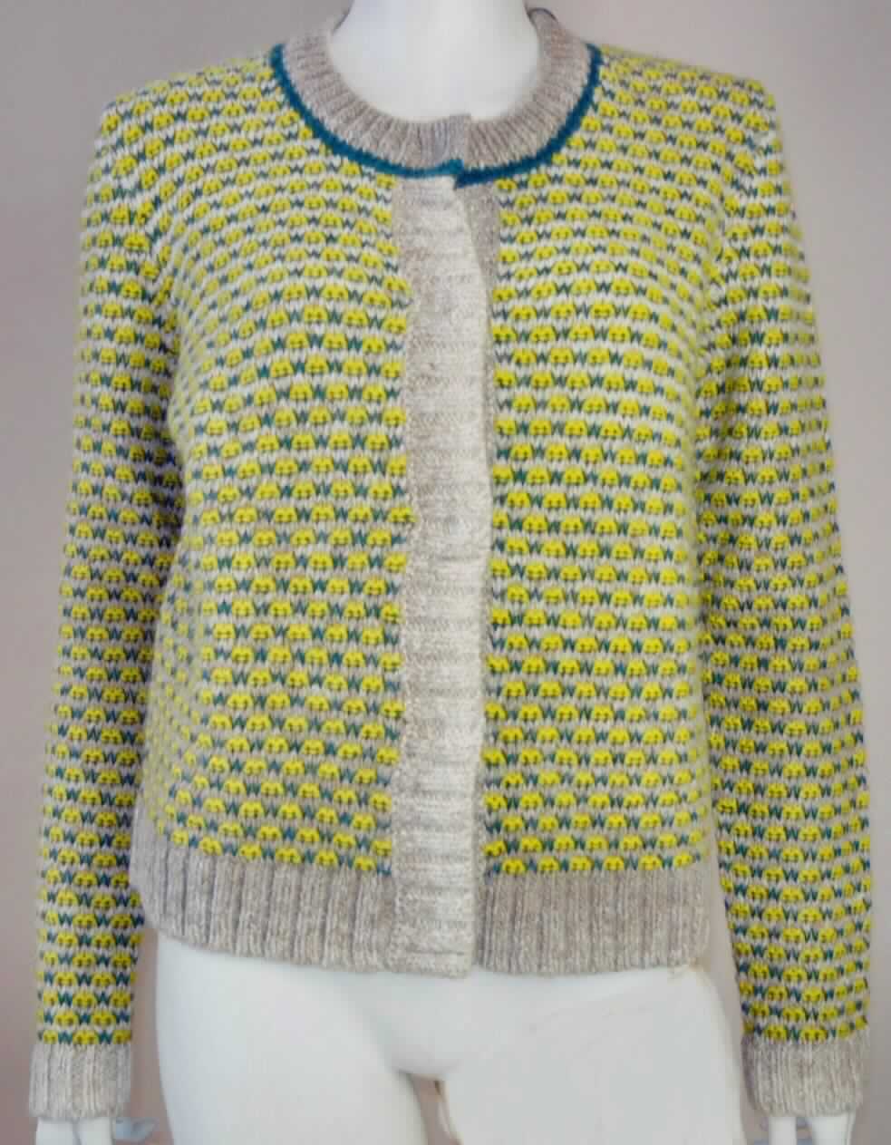 Strickjacke, sog. Damenstrickjacke, gewirkt, Größe S, Foto siehe Anlage,
- aus bis zu 5 mm dicken, buntgewirkten Gestricken aus laut Antrag 37 % Alpaka (feine Tierhaare), 21 % Wolle, 
  31 % Polyacryl und 11 % Polyamid (beides synthetische Chemiefasern), 
- über die Taille reichend (Rückenlänge: ca. 56 cm), 
- mit einem runden Halsausschnitt, 
- vorn mit einer durchgehenden Öffnung mit Druckknopfverschluss von rechts über links (Frauenkleidung), 
- mit langen Ärmeln, an den Ärmelenden und am unteren Rand mit gerippt gewirkten Abschlüssen. 

"Strickjacke, aus Gestricken, aus feinen Tierhaaren, für Frauen"